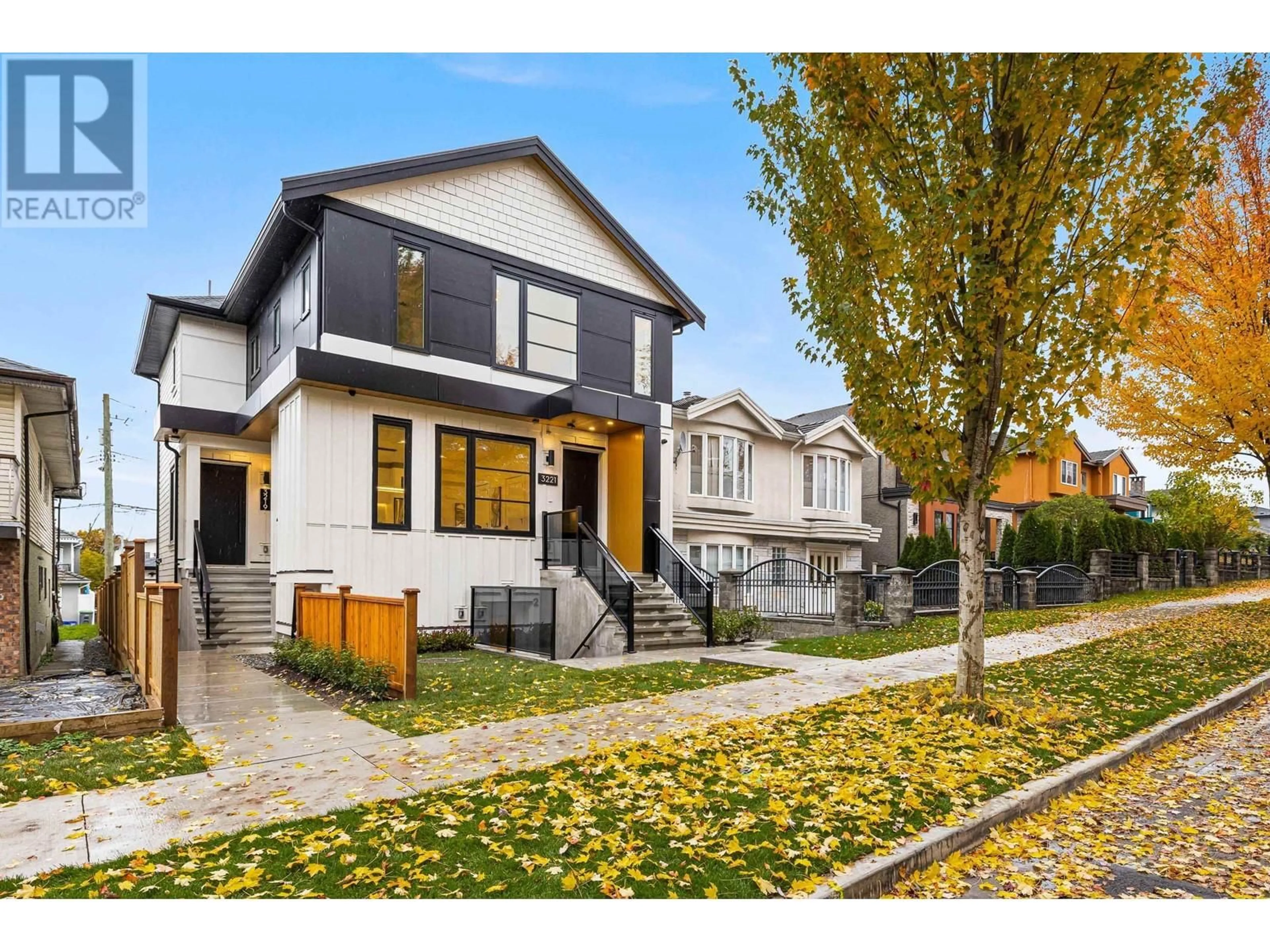 Home with vinyl exterior material, street for 3221 GRANT STREET, Vancouver British Columbia V5K3J1