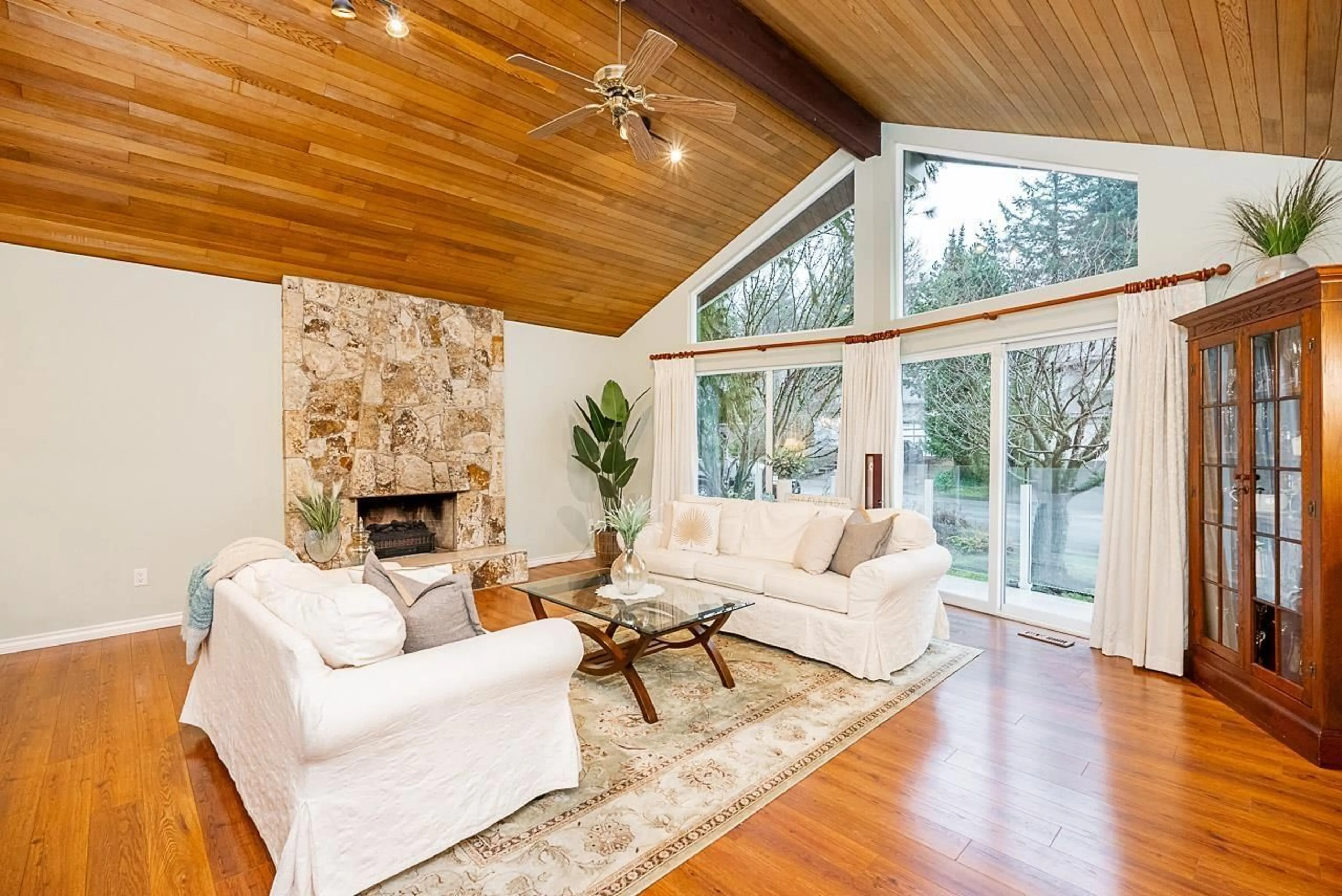 Living room with furniture, wood/laminate floor for 11045 SOUTHRIDGE, Delta British Columbia V4E2M3