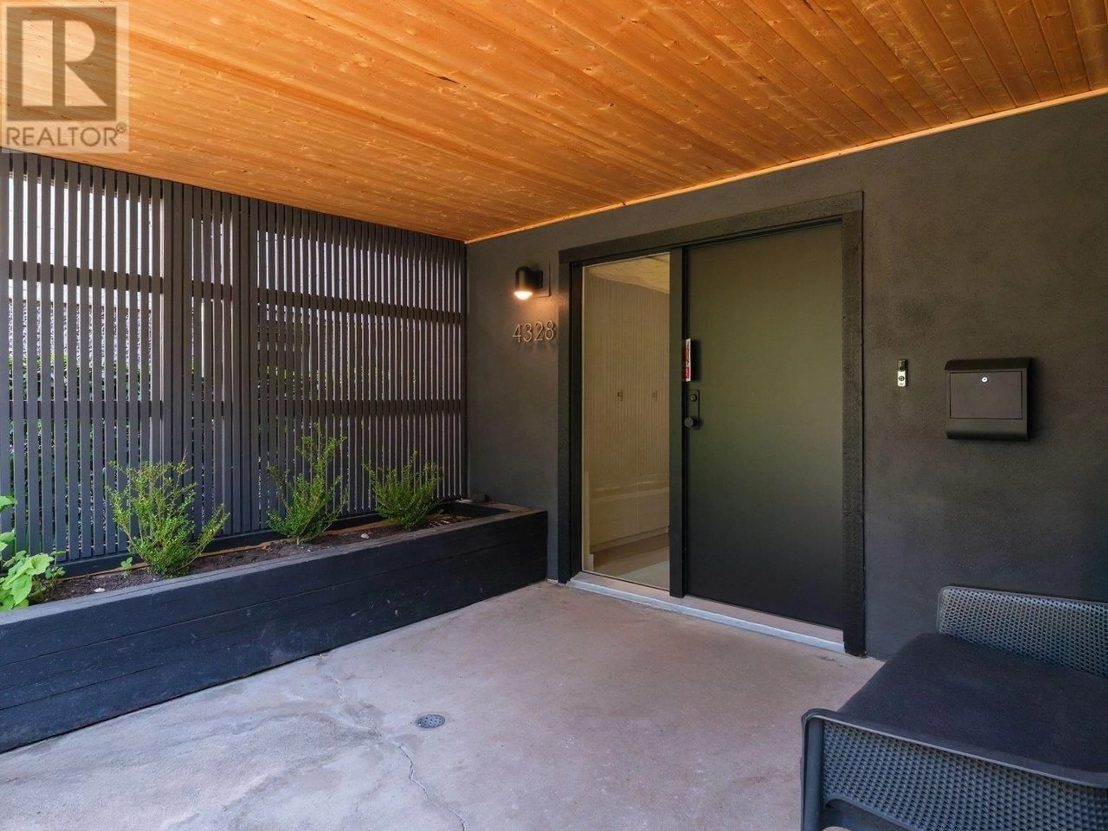 Indoor entryway for 4328 WINDSOR STREET, Vancouver British Columbia V5V4P4