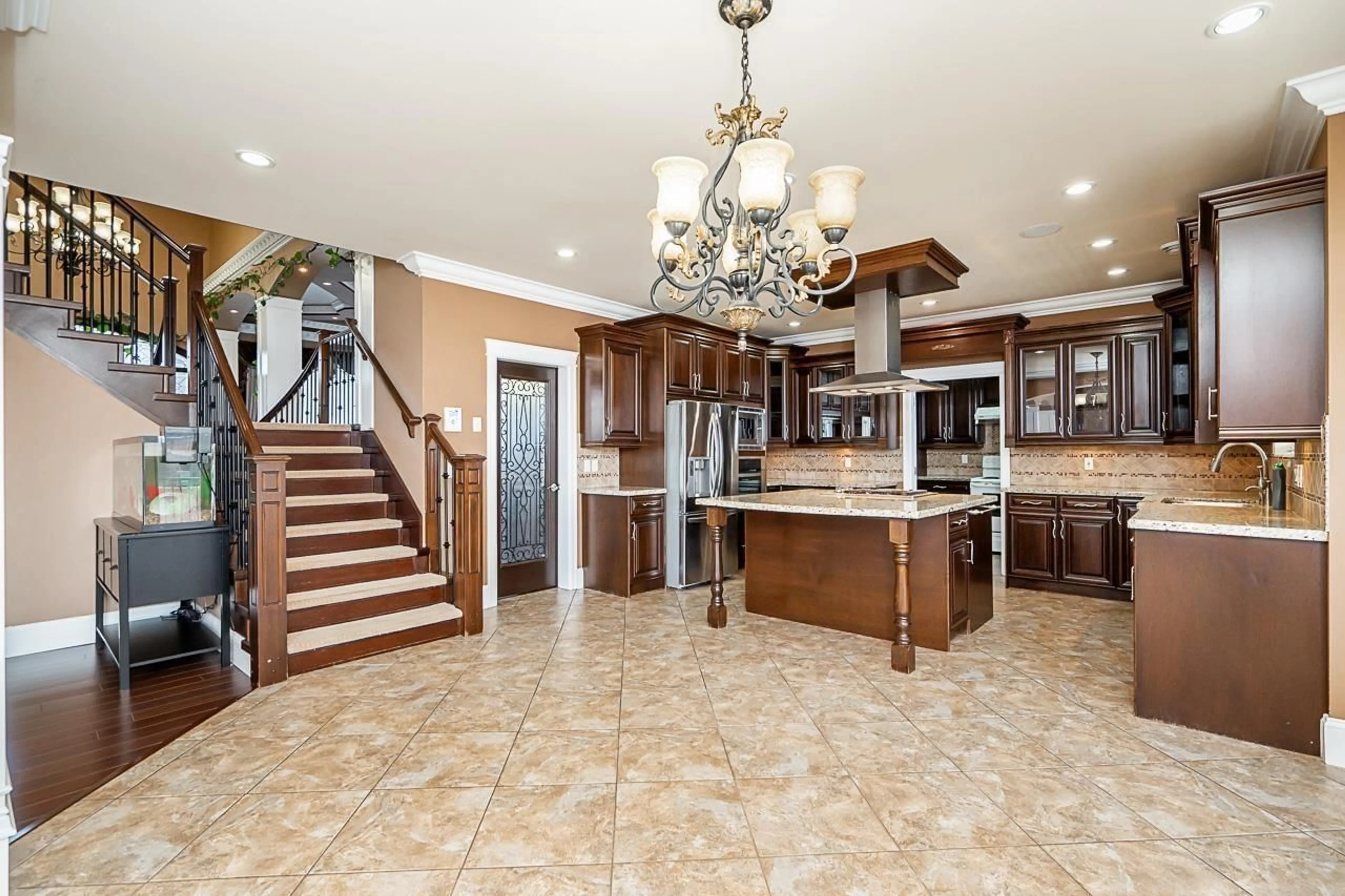 Open concept kitchen, ceramic/tile floor for 31018 UPPER MACLURE, Abbotsford British Columbia V2T5K9