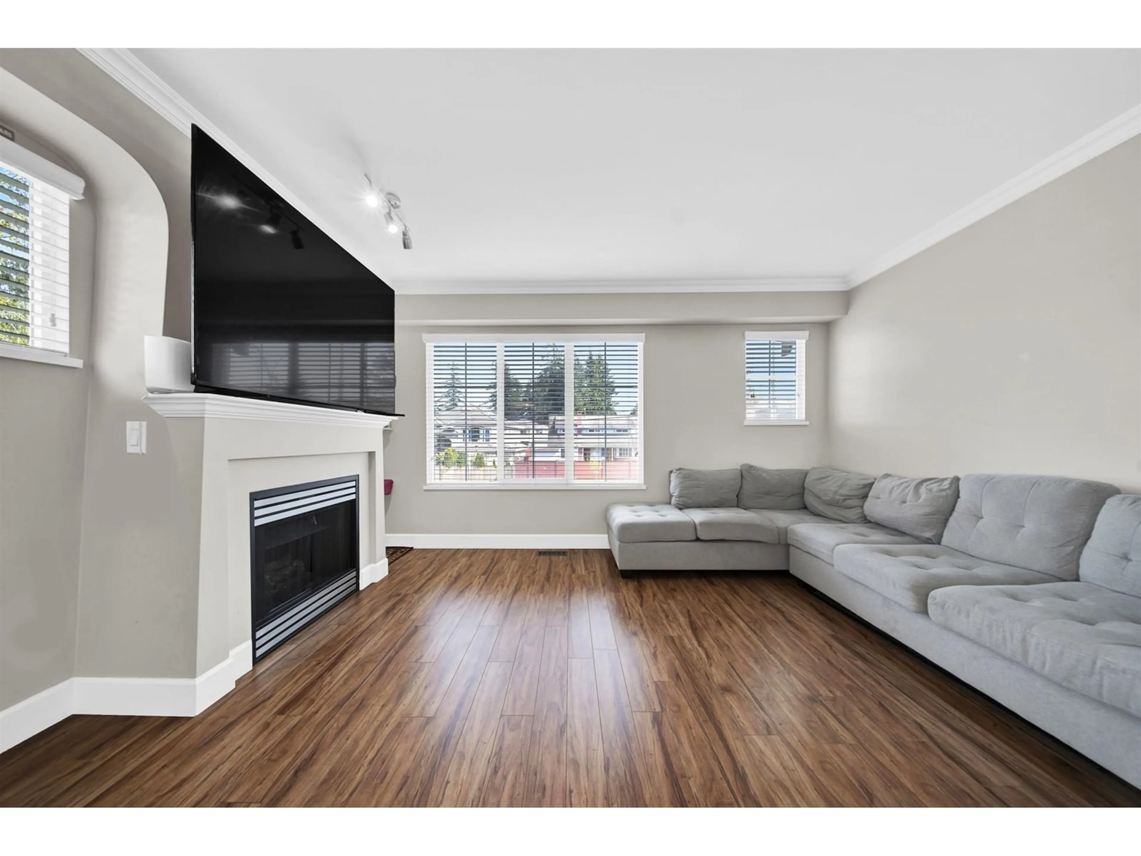 Living room with furniture, wood/laminate floor for 50 - 12778 66TH, Surrey British Columbia V3W1K9