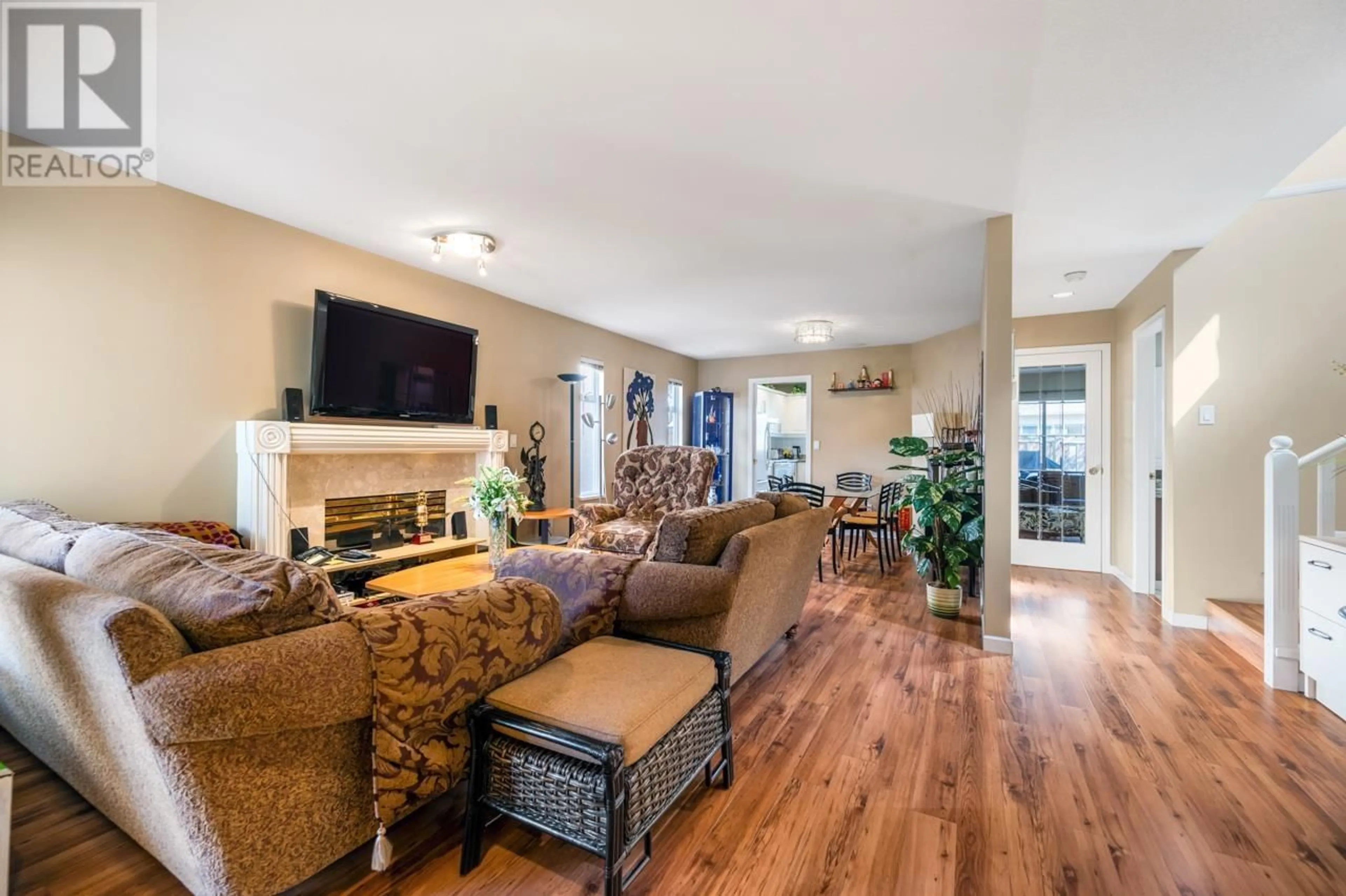 Living room with furniture, wood/laminate floor for 30 - 10000 FISHER GATE, Richmond British Columbia V6X3W8