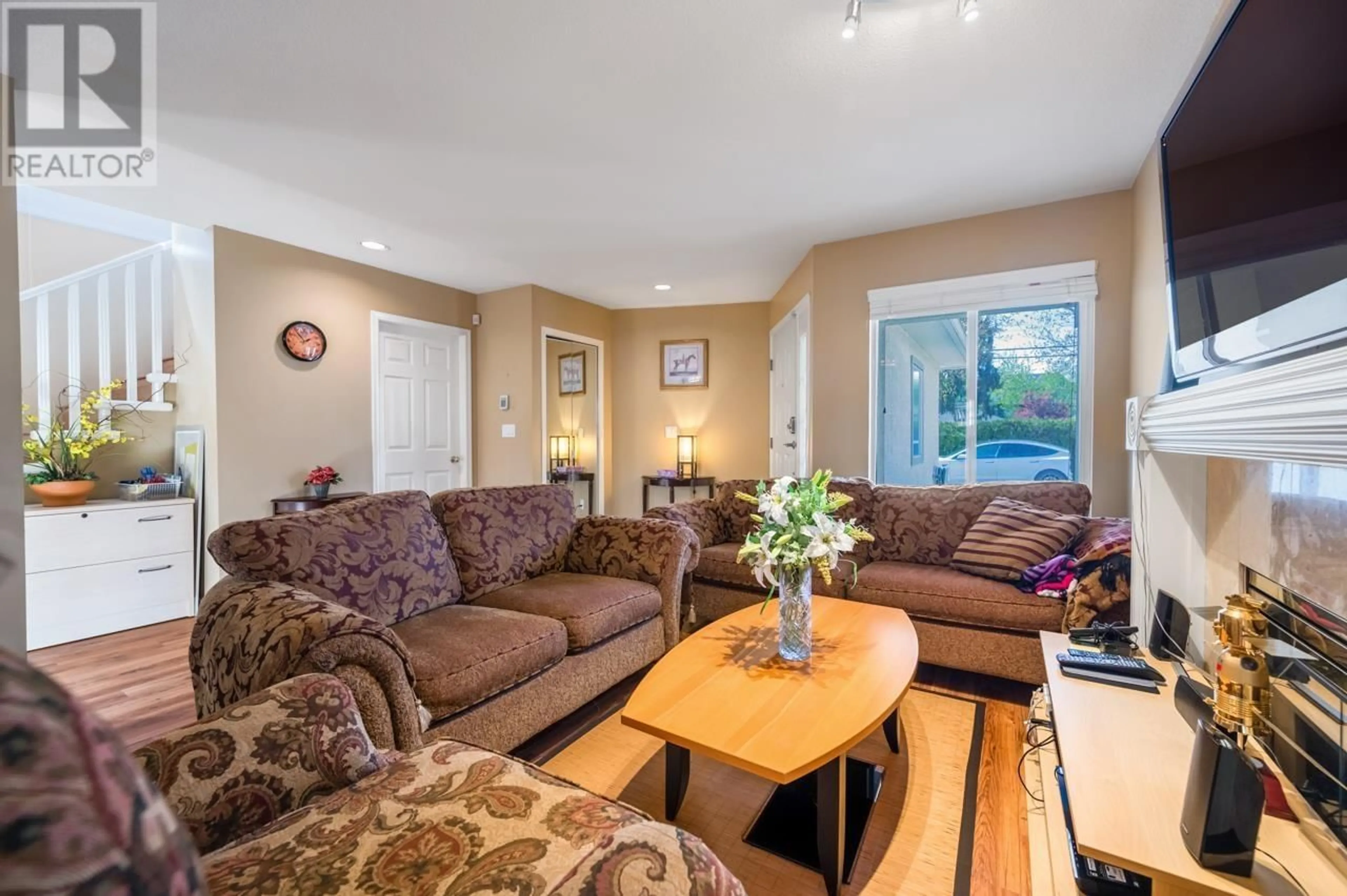 Living room with furniture, wood/laminate floor for 30 - 10000 FISHER GATE, Richmond British Columbia V6X3W8