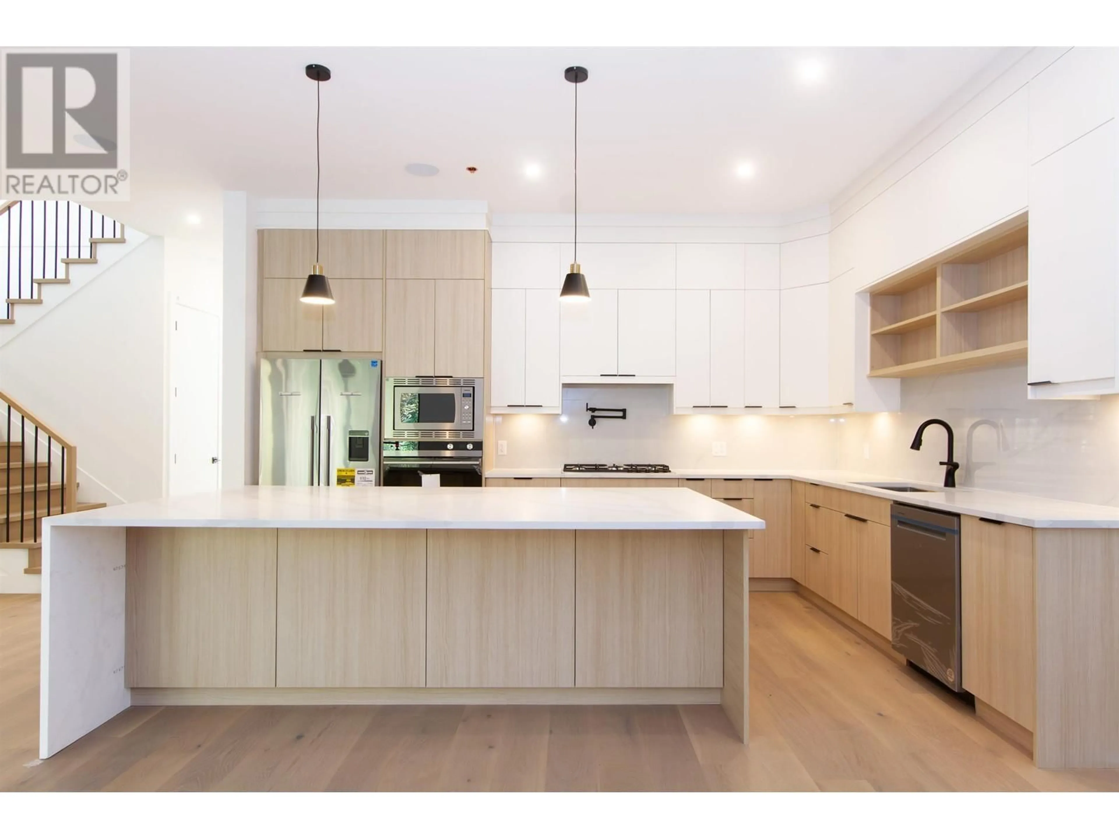 Contemporary kitchen, unknown for 1034 RAVEN DRIVE, Squamish British Columbia V8B1A7
