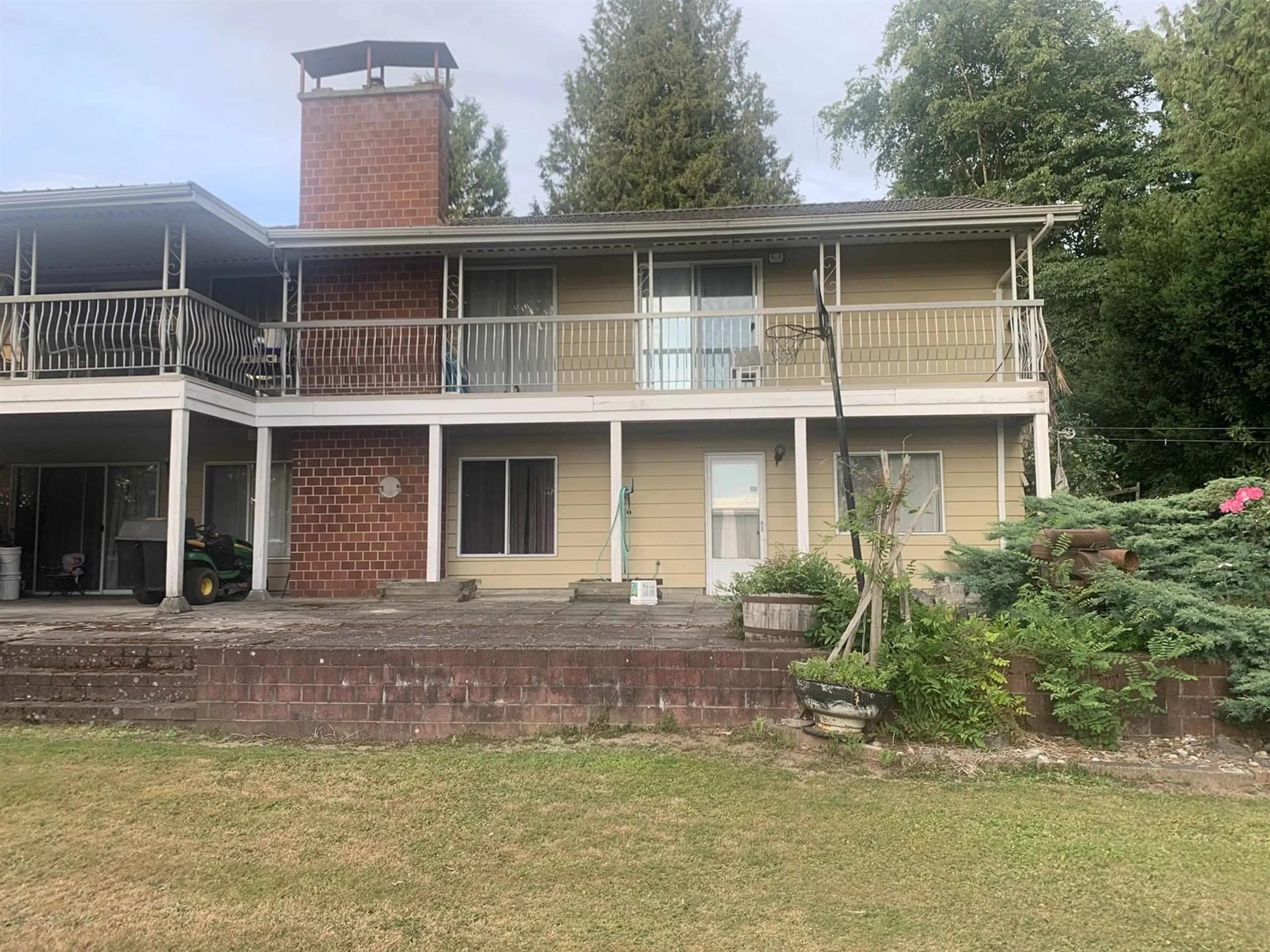 A pic from outside/outdoor area/front of a property/back of a property/a pic from drone, unknown for 6863 204TH, Langley British Columbia V2Y1P8