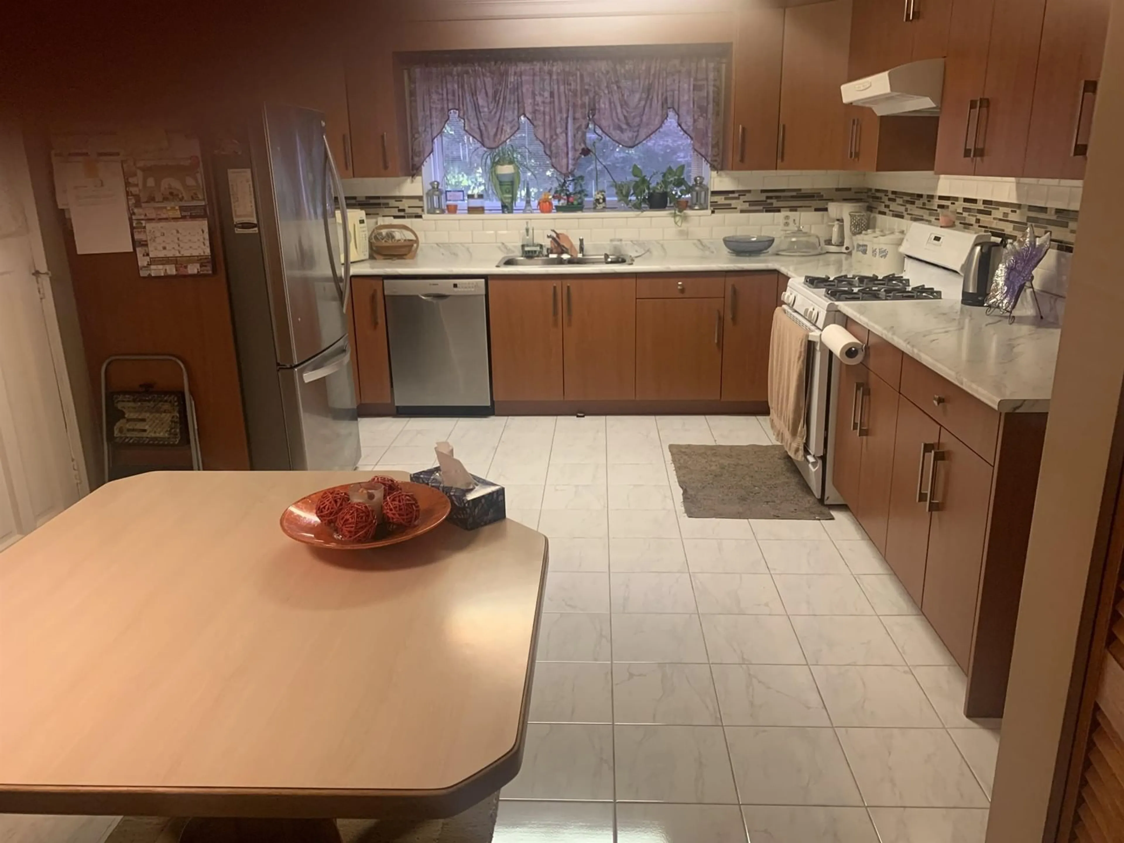 Standard kitchen, ceramic/tile floor for 6863 204TH, Langley British Columbia V2Y1P8
