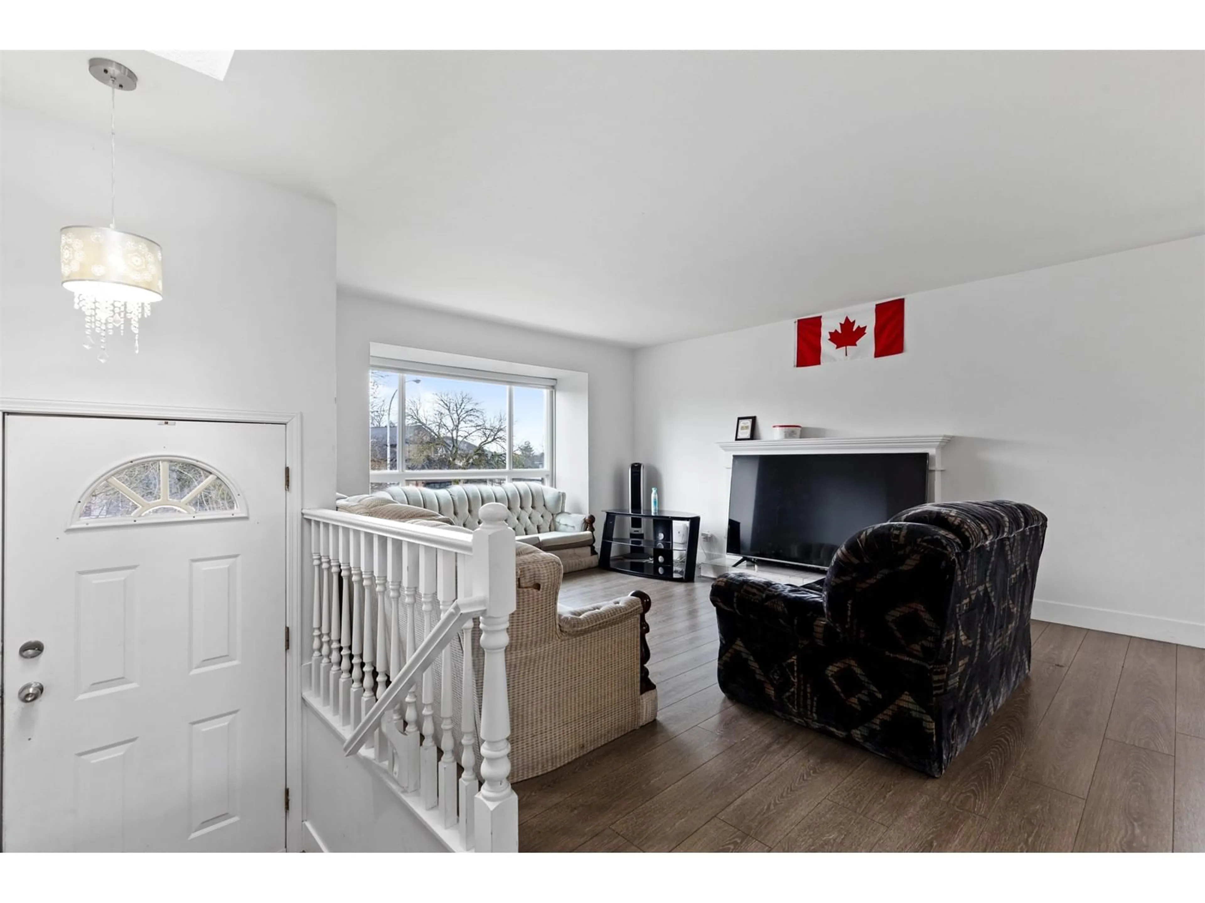 Living room with furniture, wood/laminate floor for 14269 89A, Surrey British Columbia V3V7T1