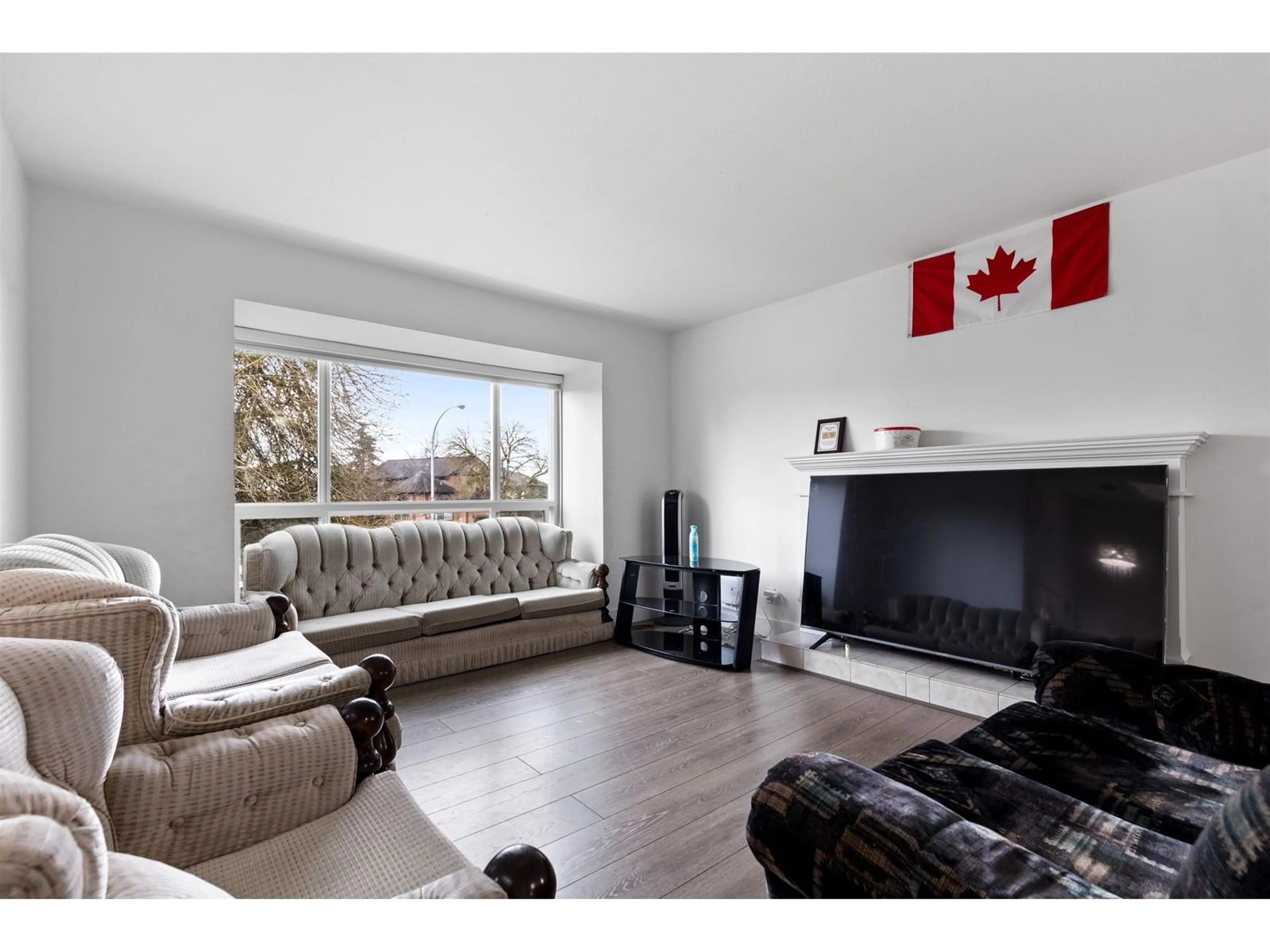 Living room with furniture, wood/laminate floor for 14269 89A, Surrey British Columbia V3V7T1