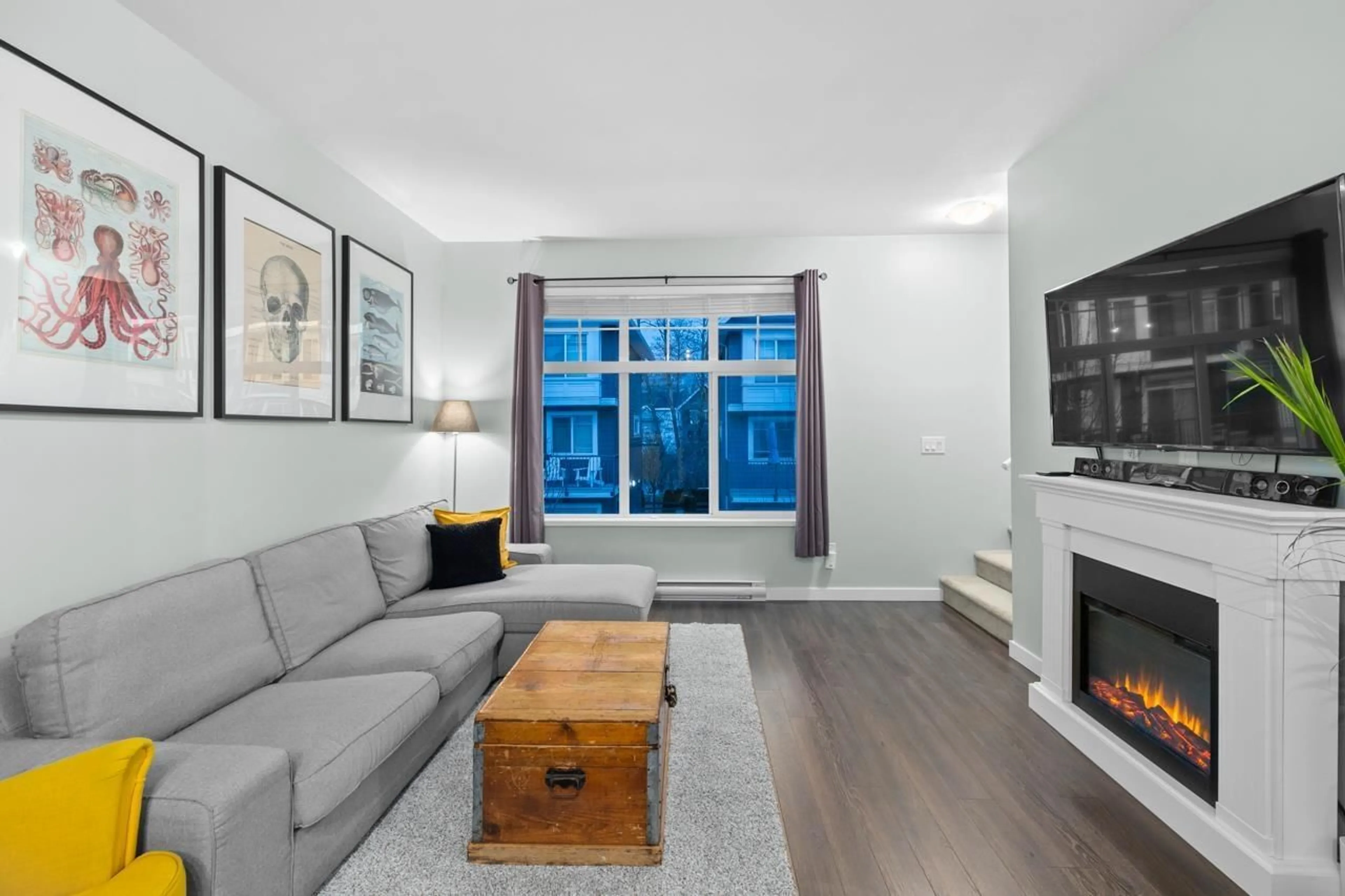 Living room with furniture, wood/laminate floor for 9 - 16323 15, Surrey British Columbia V4A0C5