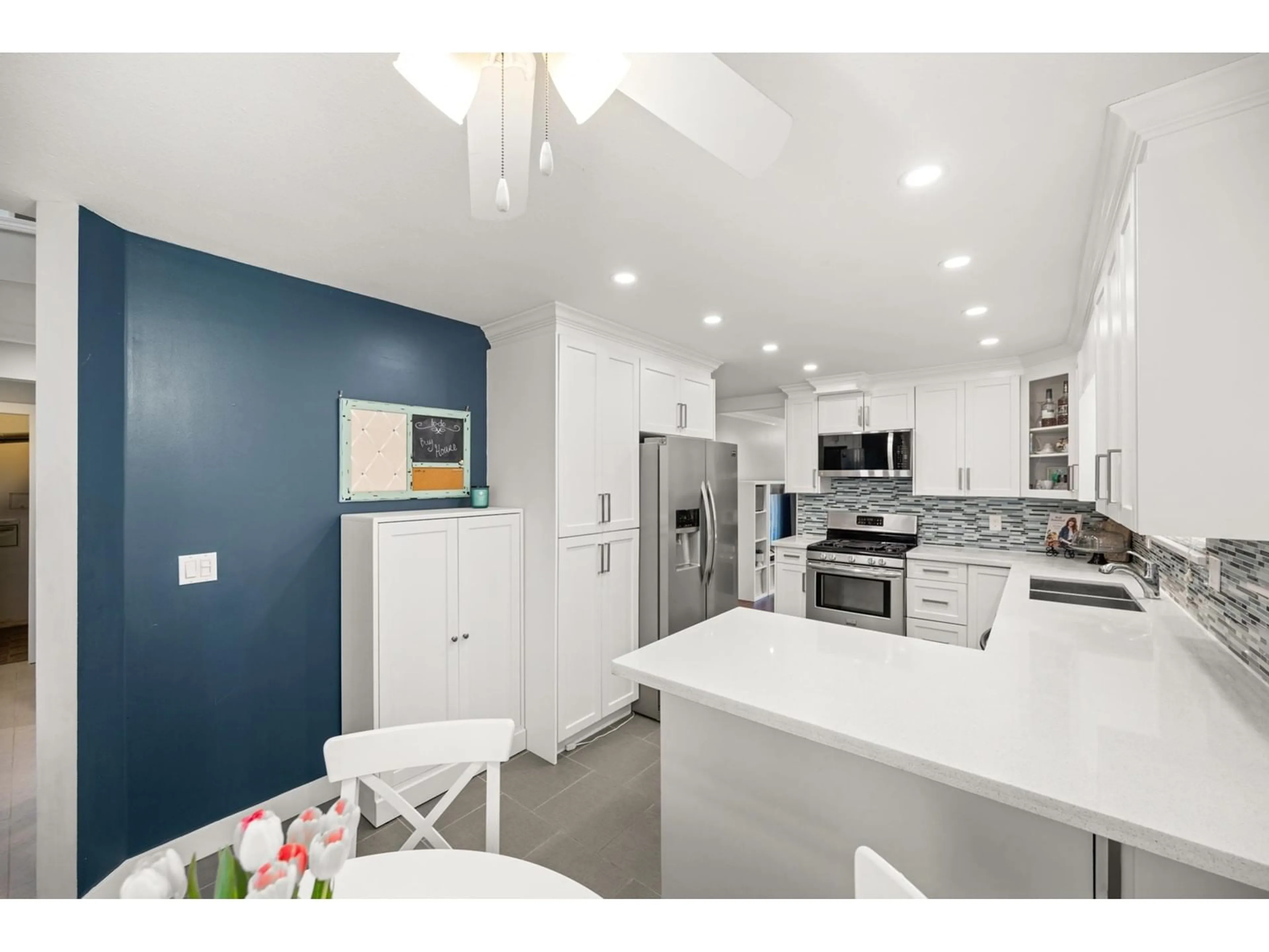 Open concept kitchen, ceramic/tile floor for 412 - 6866 NICHOLSON, Delta British Columbia V4E3M6
