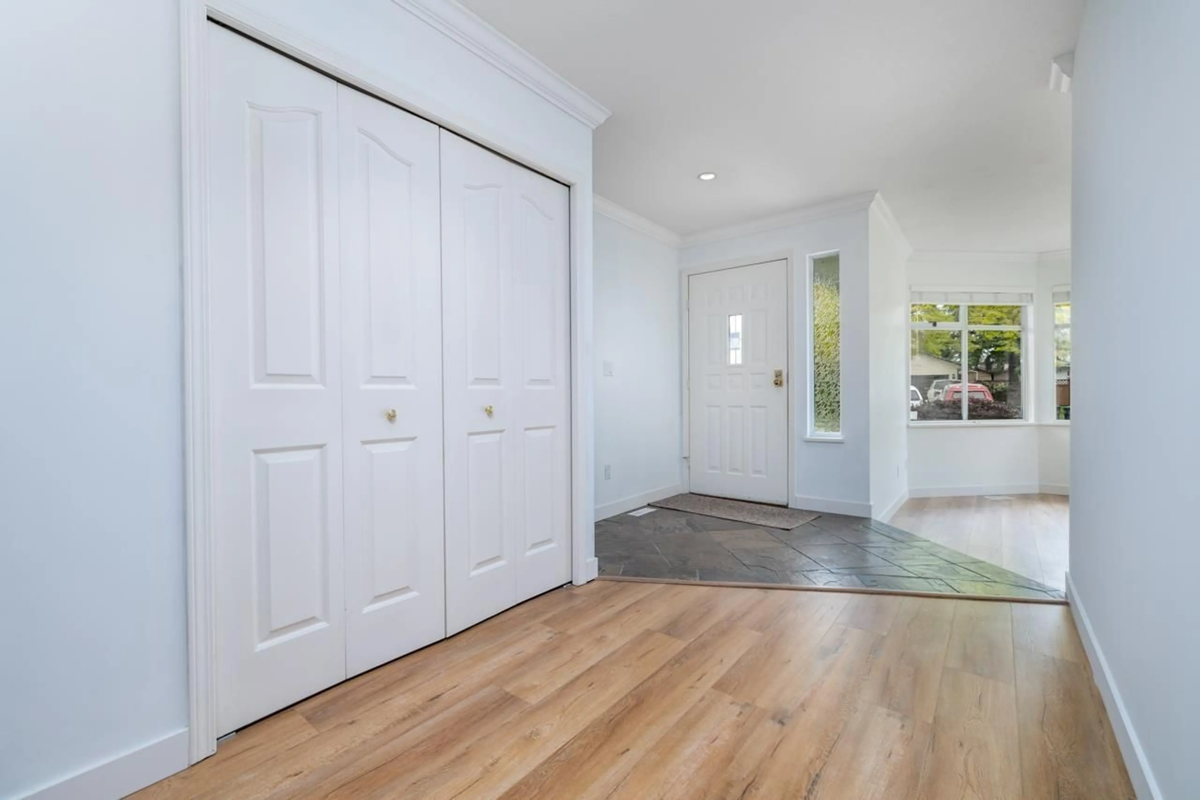 Indoor entryway for 15487 93, Surrey British Columbia V3R9B6