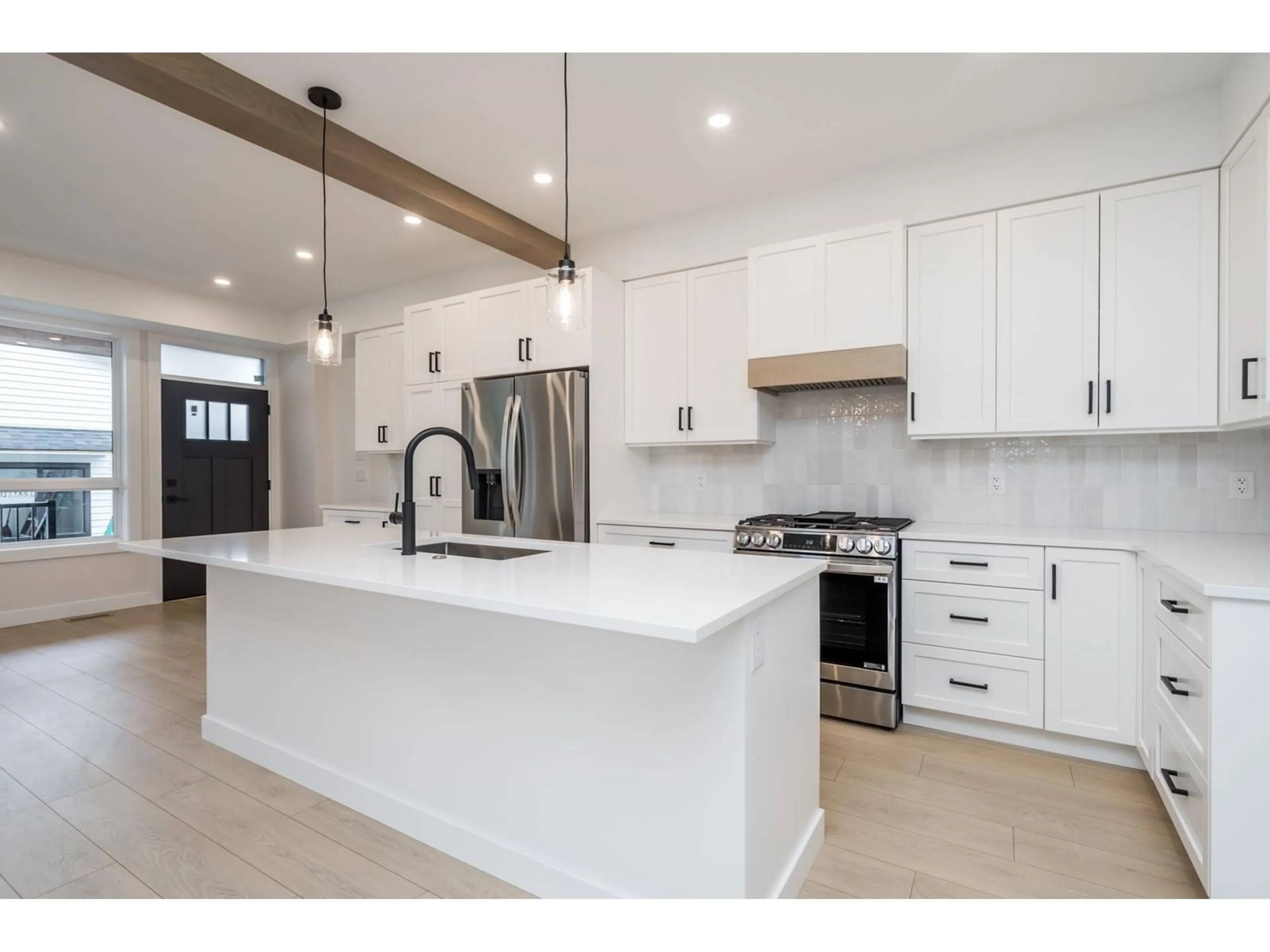 Open concept kitchen, unknown for 34643 FIRST, Abbotsford British Columbia V2S8C2