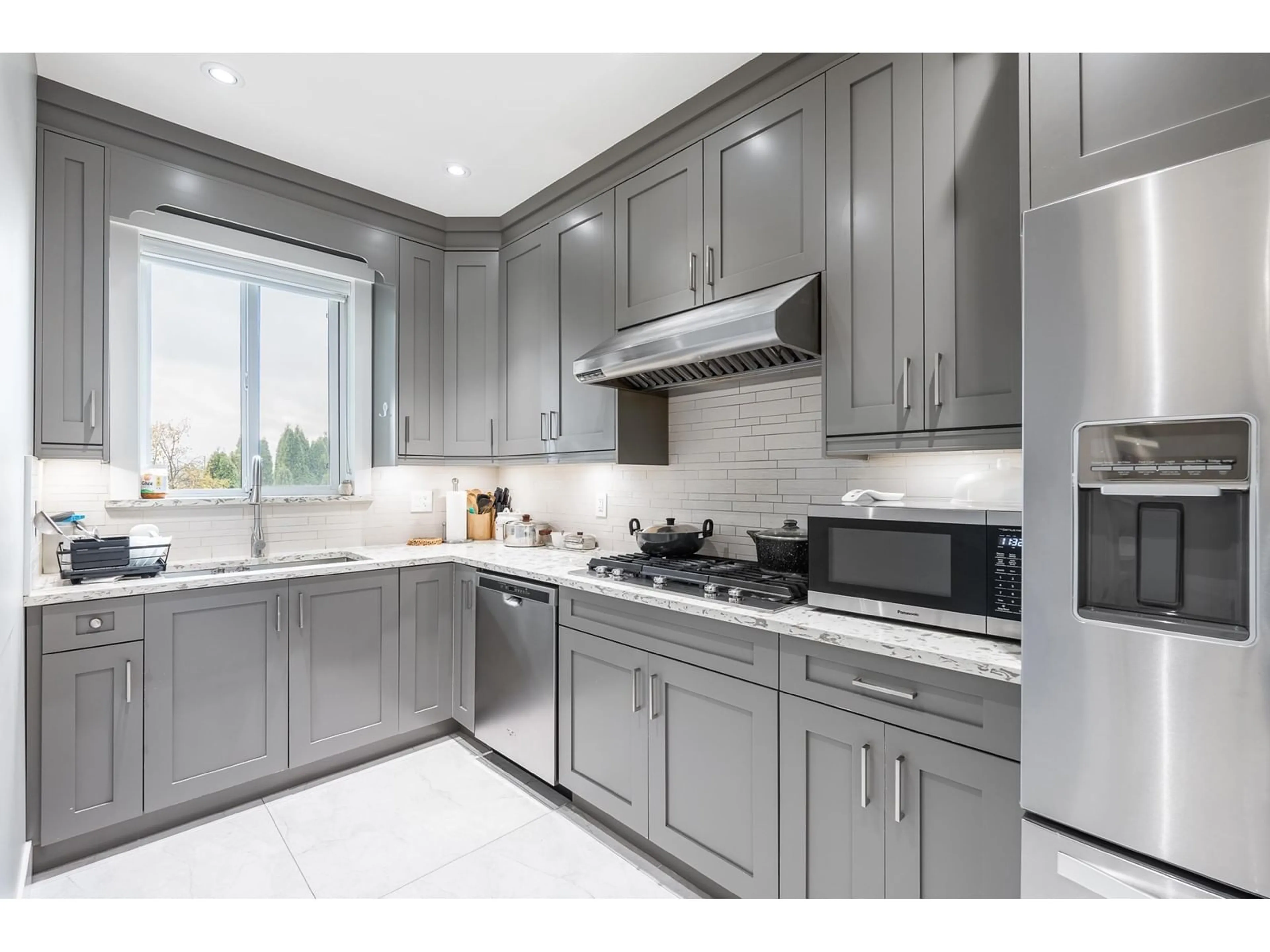 Contemporary kitchen, ceramic/tile floor for 17012 57, Surrey British Columbia V3S8P3