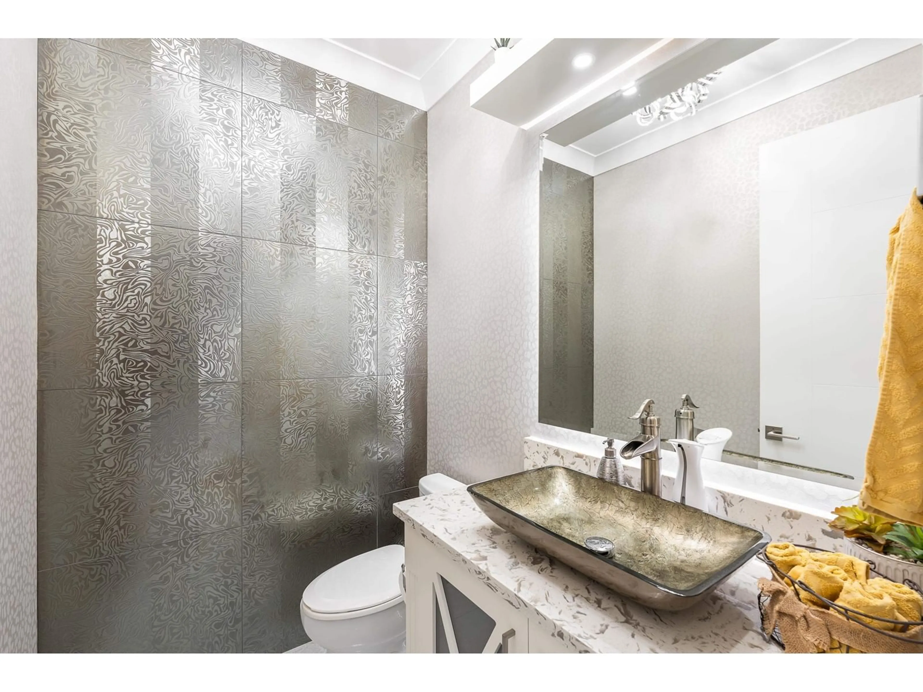 Contemporary bathroom, ceramic/tile floor for 17012 57, Surrey British Columbia V3S8P3