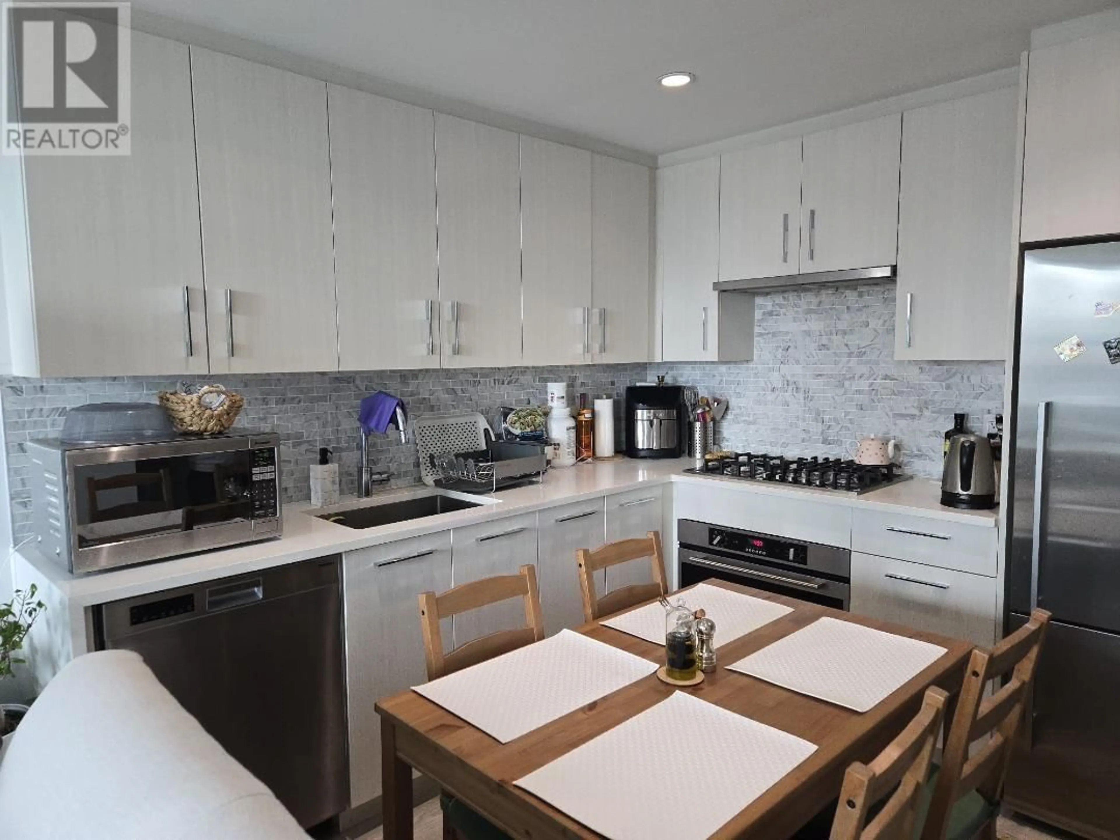 Open concept kitchen, ceramic/tile floor for 403 - 518 WHITING WAY, Coquitlam British Columbia V3J0H6