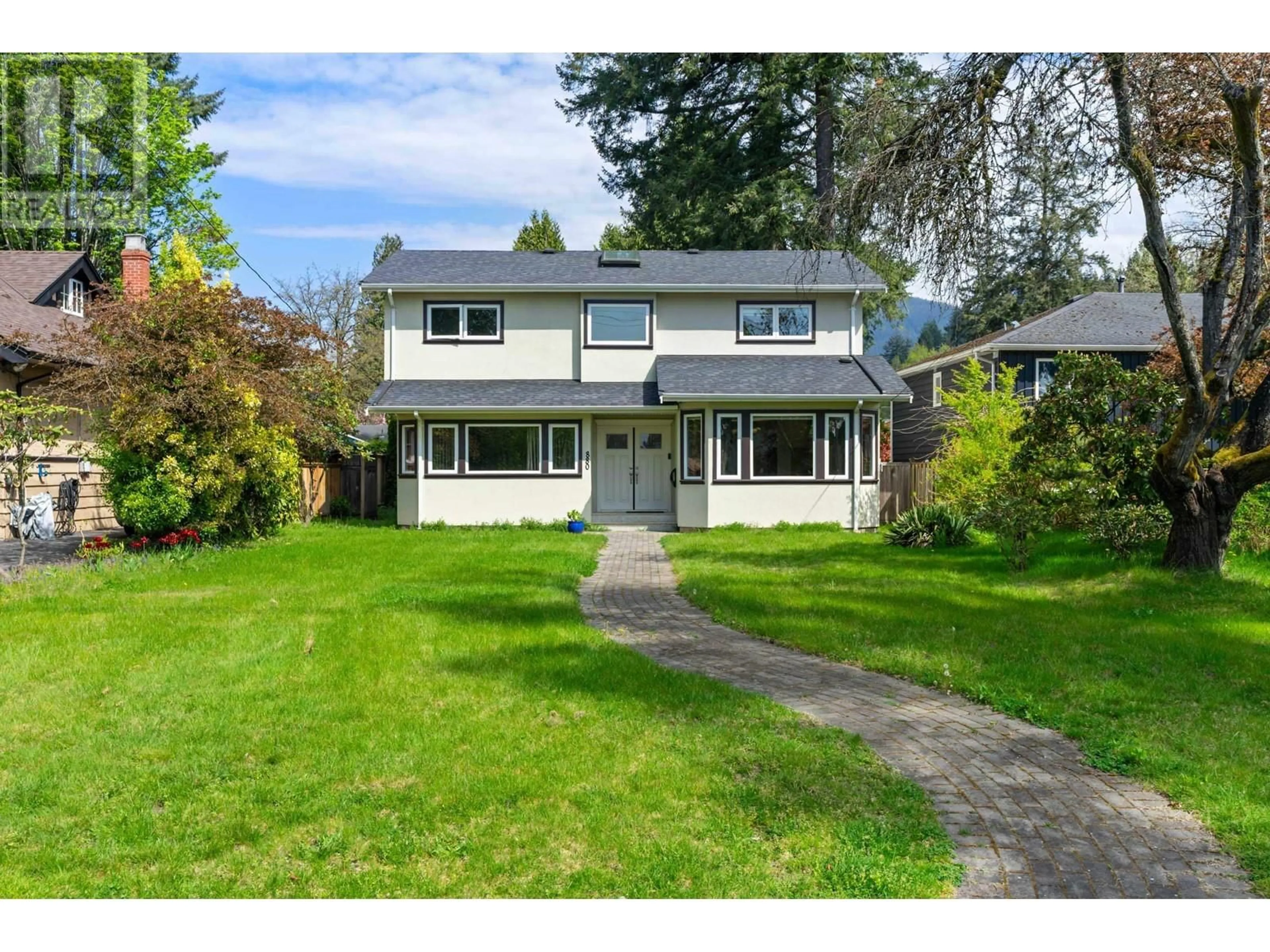 Home with vinyl exterior material, street for 880 19TH STREET, North Vancouver British Columbia V7P1Z8