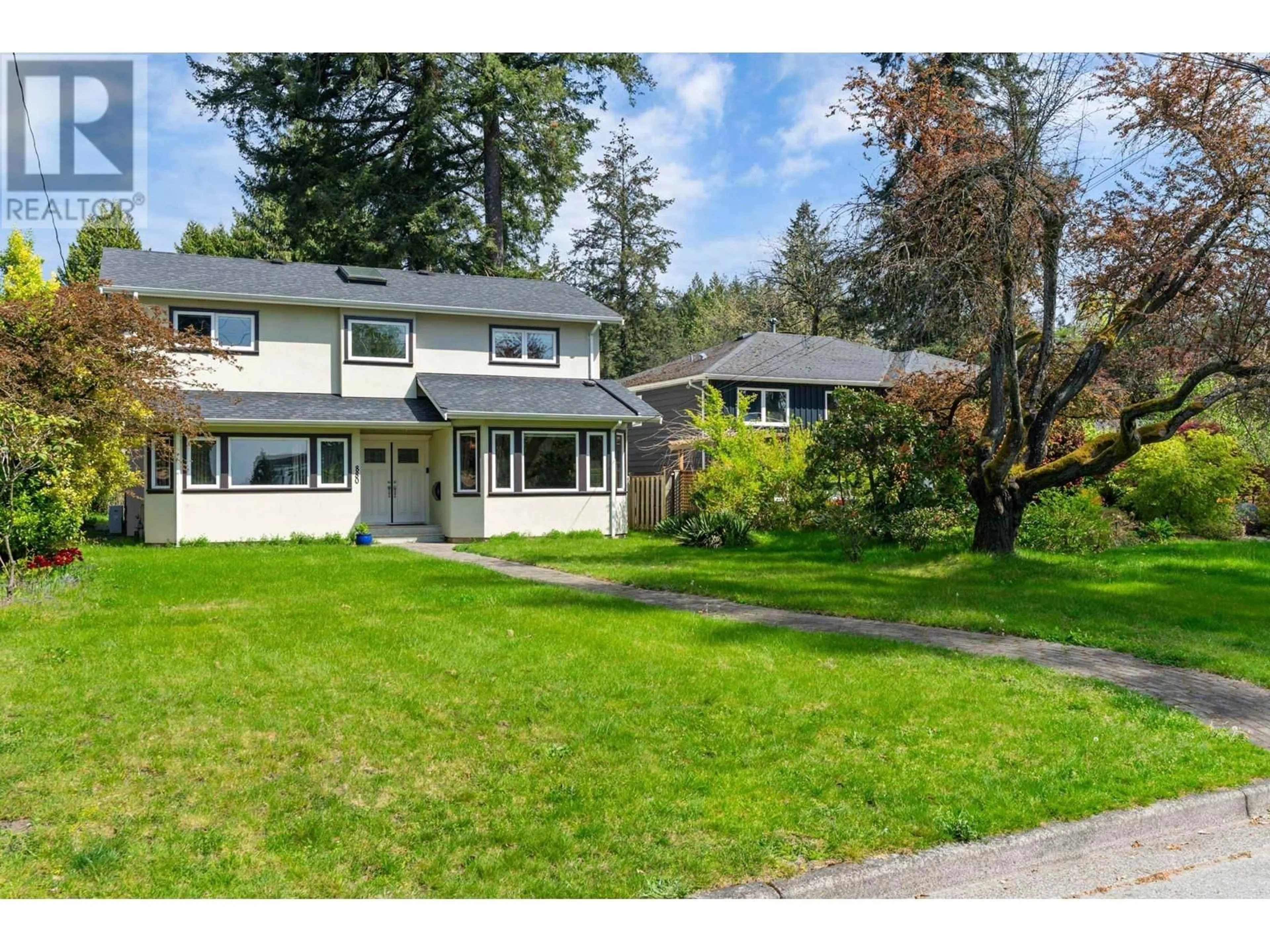 A pic from outside/outdoor area/front of a property/back of a property/a pic from drone, street for 880 19TH STREET, North Vancouver British Columbia V7P1Z8