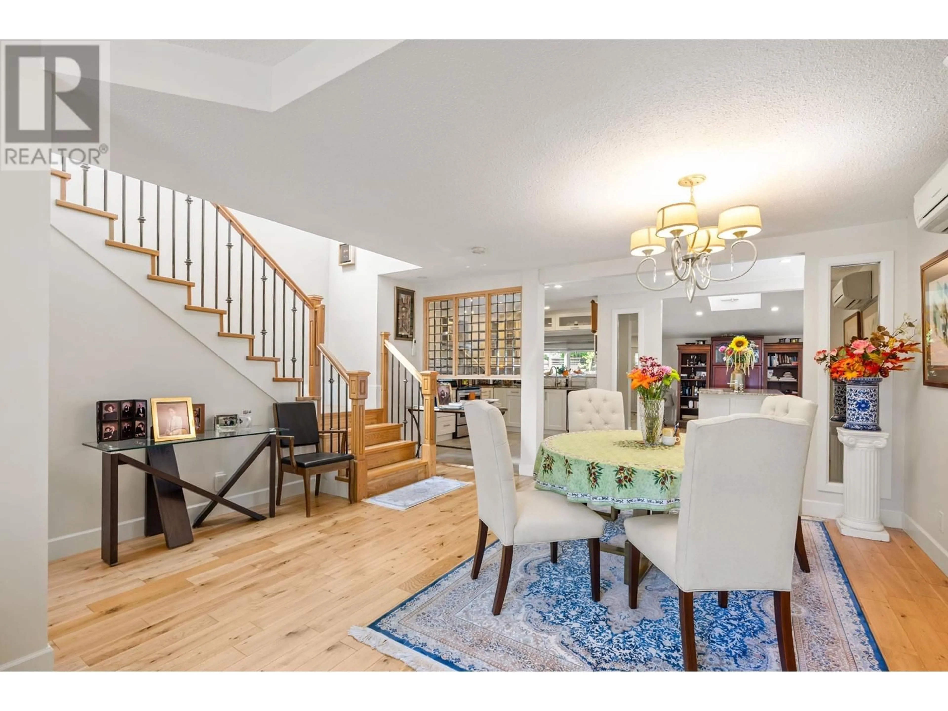 Dining room, wood/laminate floor for 880 19TH STREET, North Vancouver British Columbia V7P1Z8