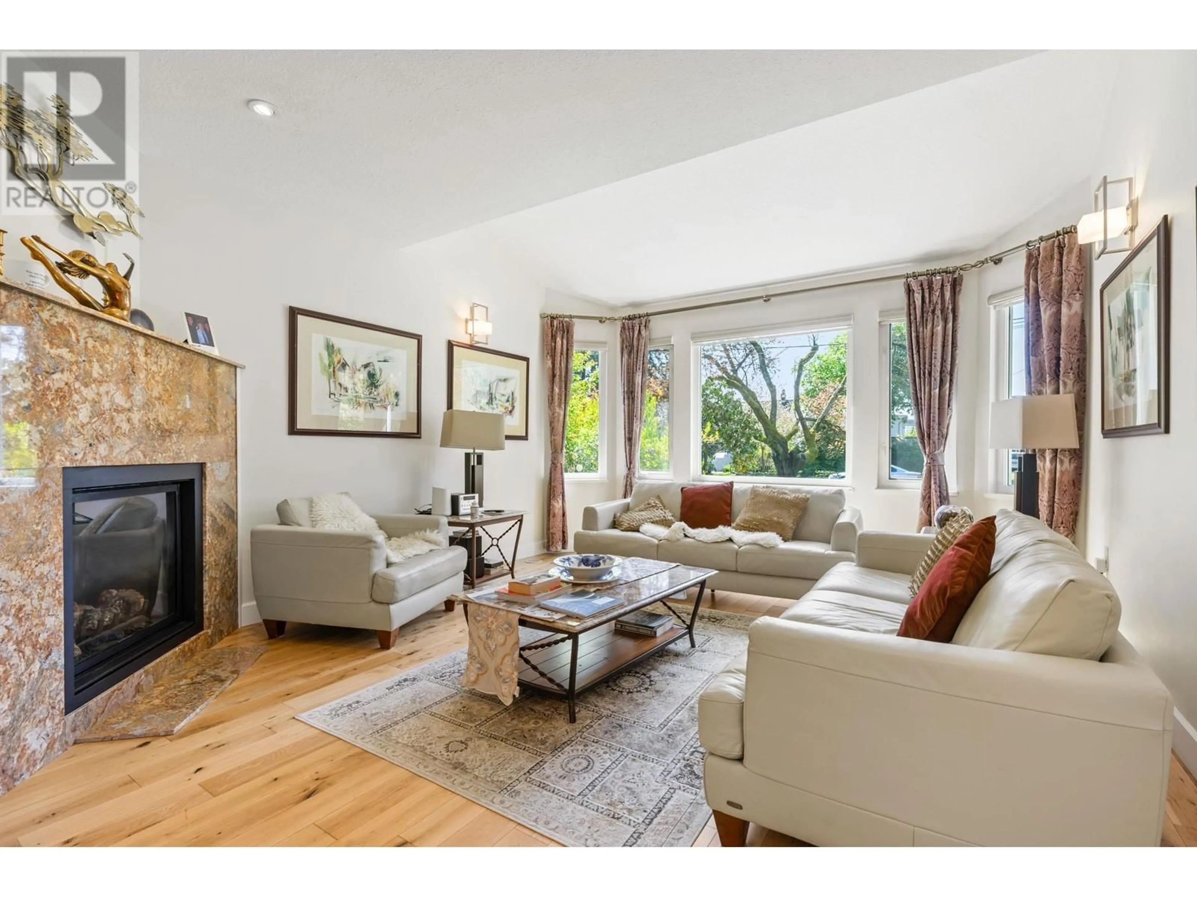 Living room with furniture, wood/laminate floor for 880 19TH STREET, North Vancouver British Columbia V7P1Z8