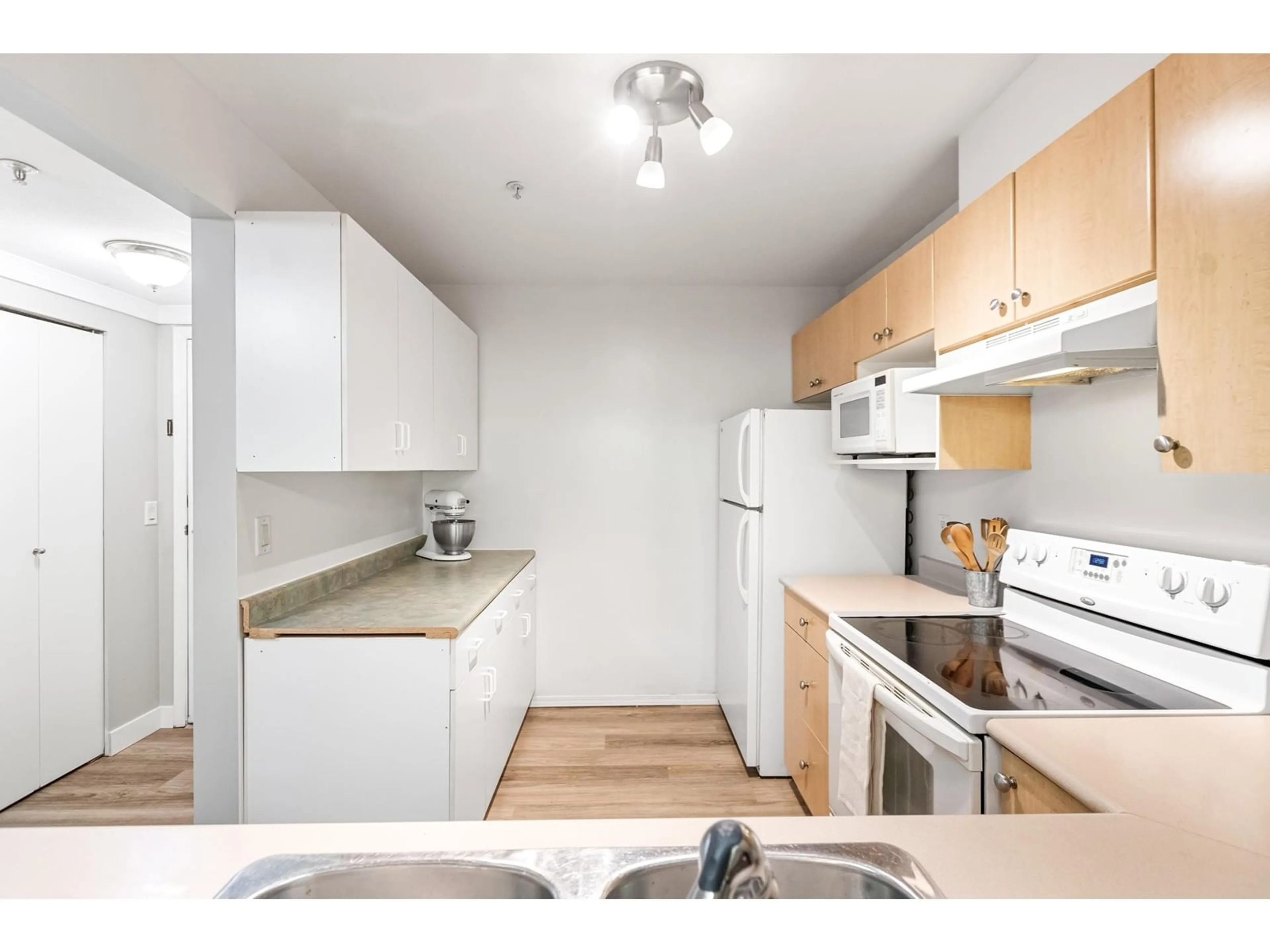 Standard kitchen, unknown for 131 - 27358 32, Langley British Columbia V4W3M5