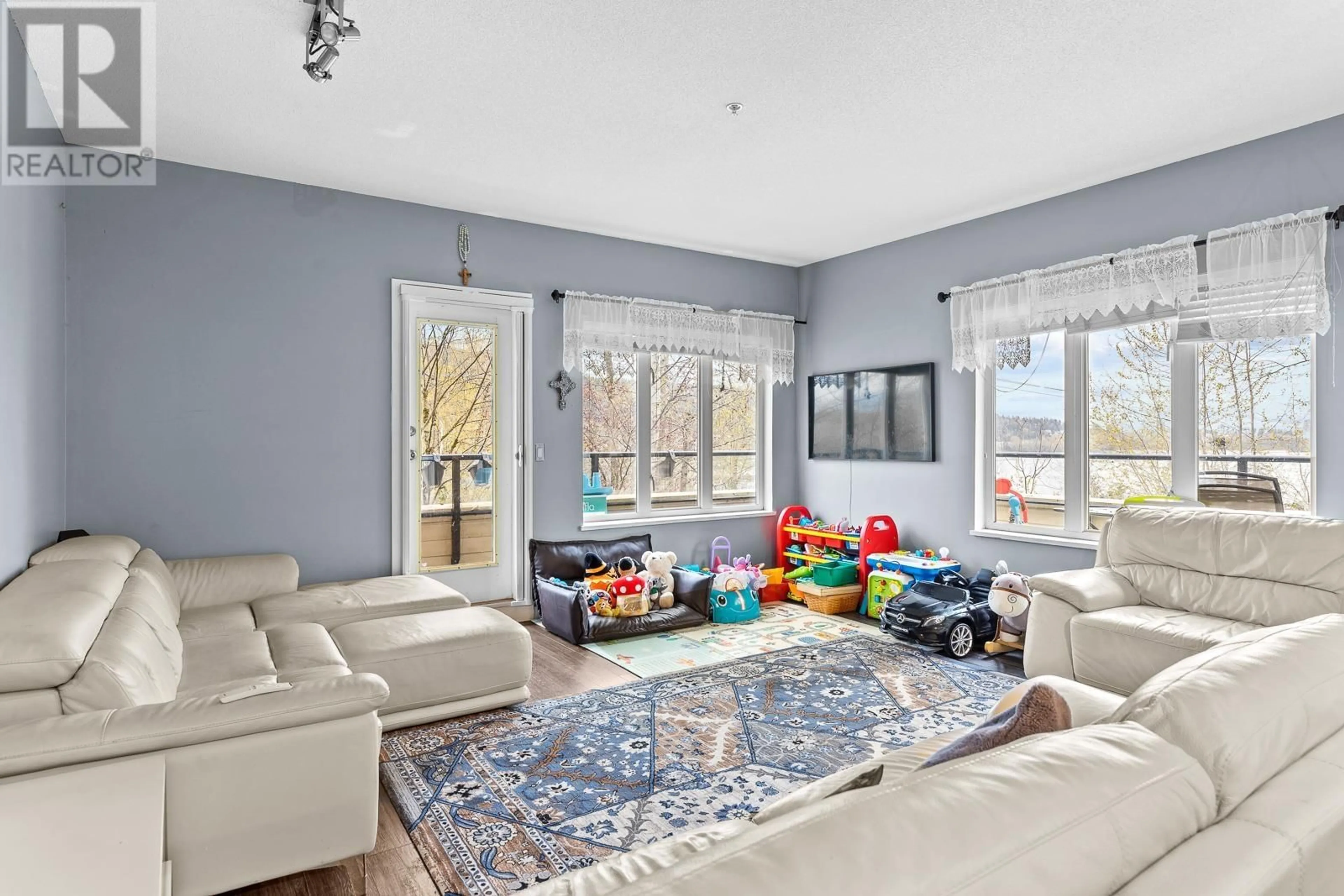 Living room with furniture, unknown for 112 - 160 SHORELINE CIRCLE, Port Moody British Columbia V3H0B2