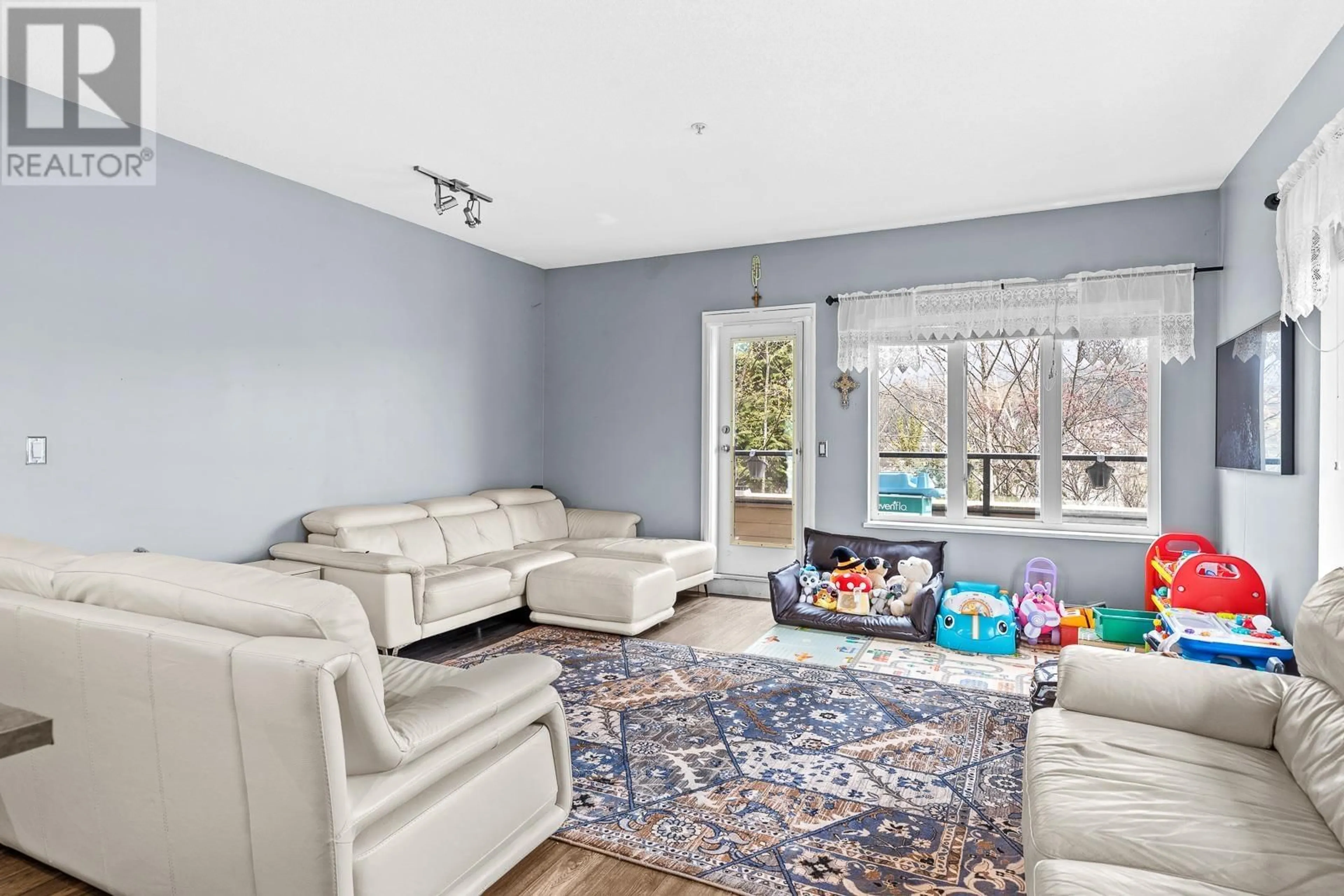 Living room with furniture, unknown for 112 - 160 SHORELINE CIRCLE, Port Moody British Columbia V3H0B2