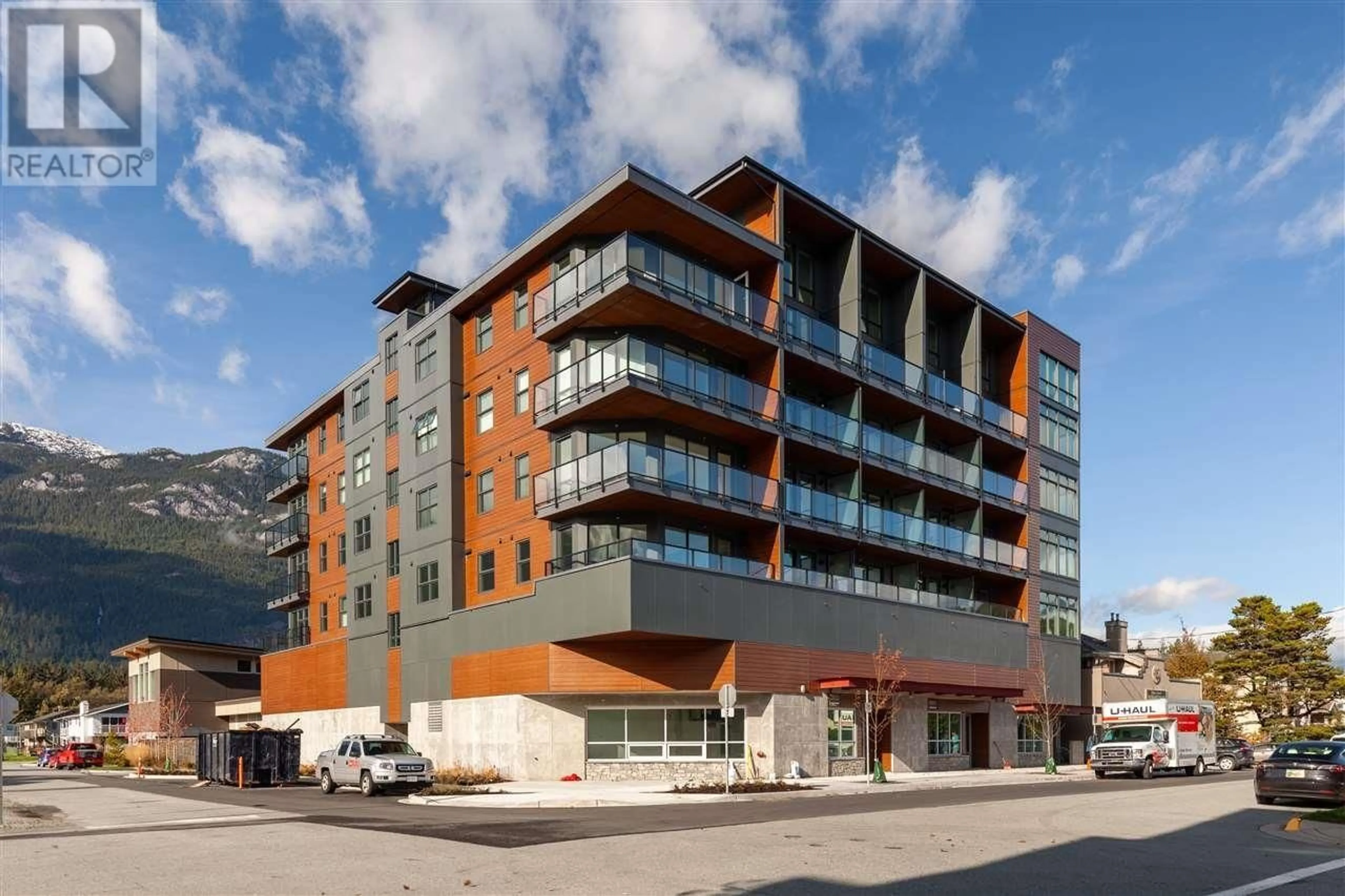 Patio, building for 401 - 38013 THIRD AVENUE, Squamish British Columbia V8B0Z8