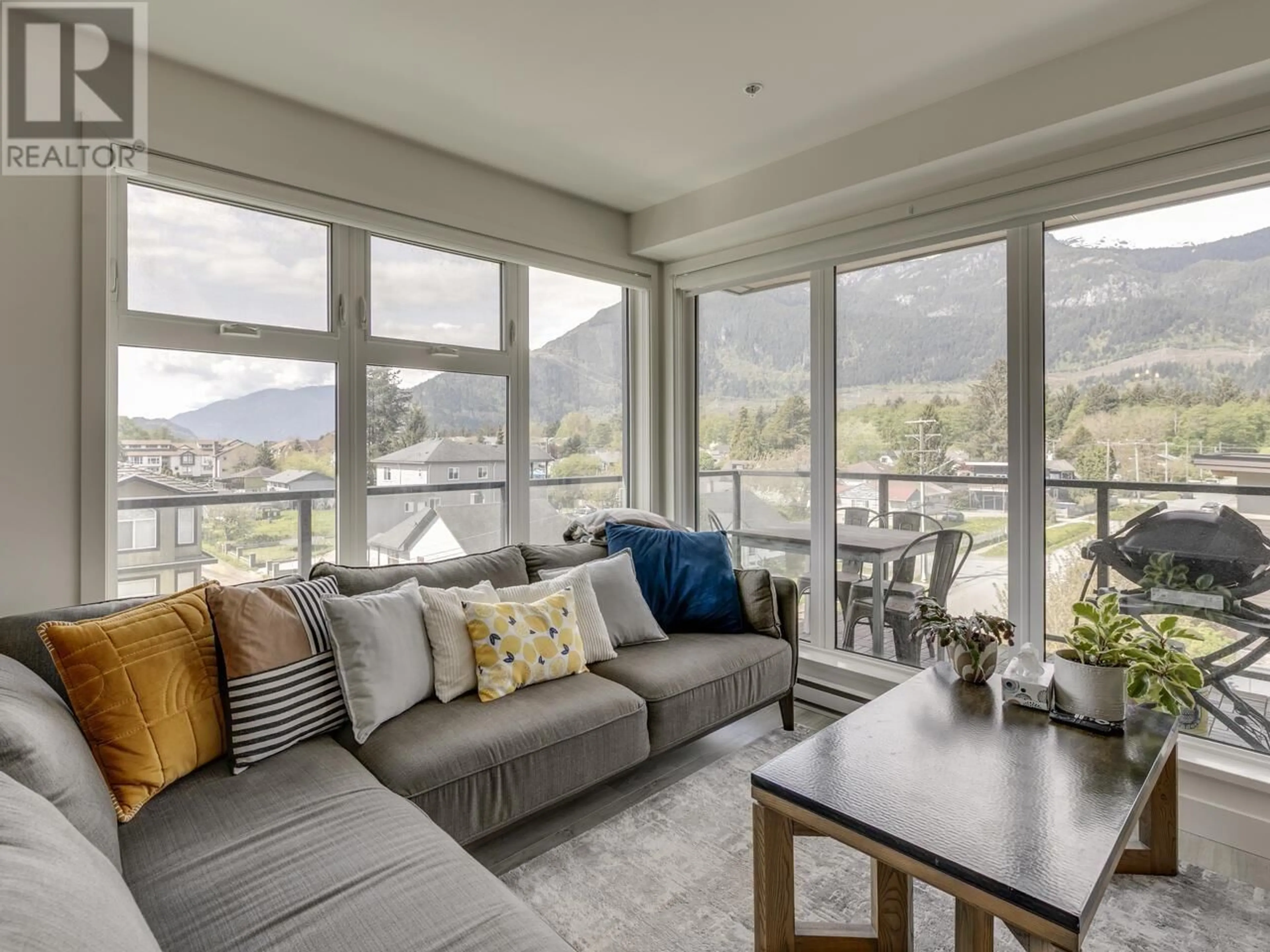 Living room with furniture, unknown for 401 - 38013 THIRD AVENUE, Squamish British Columbia V8B0Z8