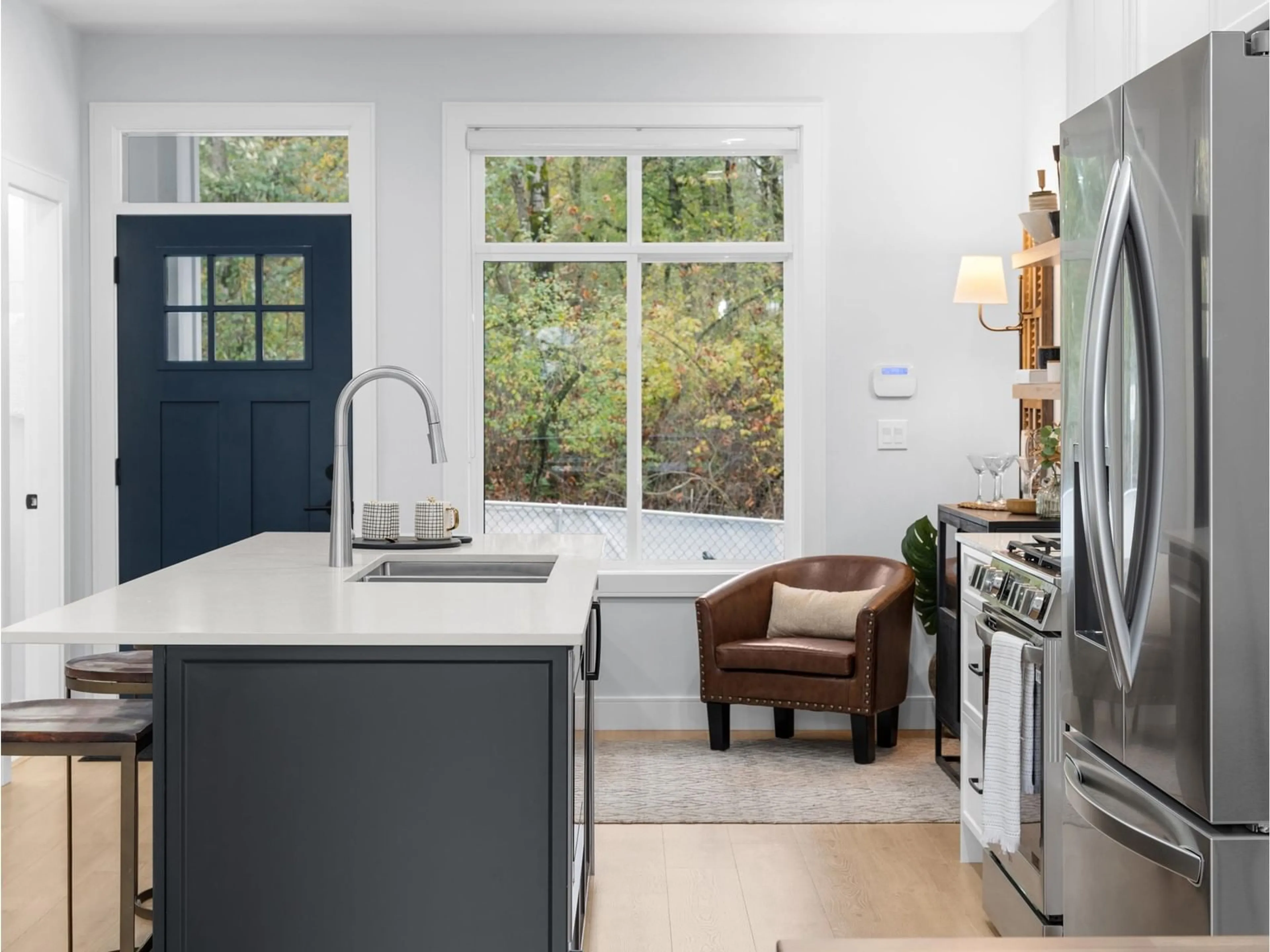 Open concept kitchen, ceramic/tile floor for 5 - 9688 182A, Surrey British Columbia V4N4J8