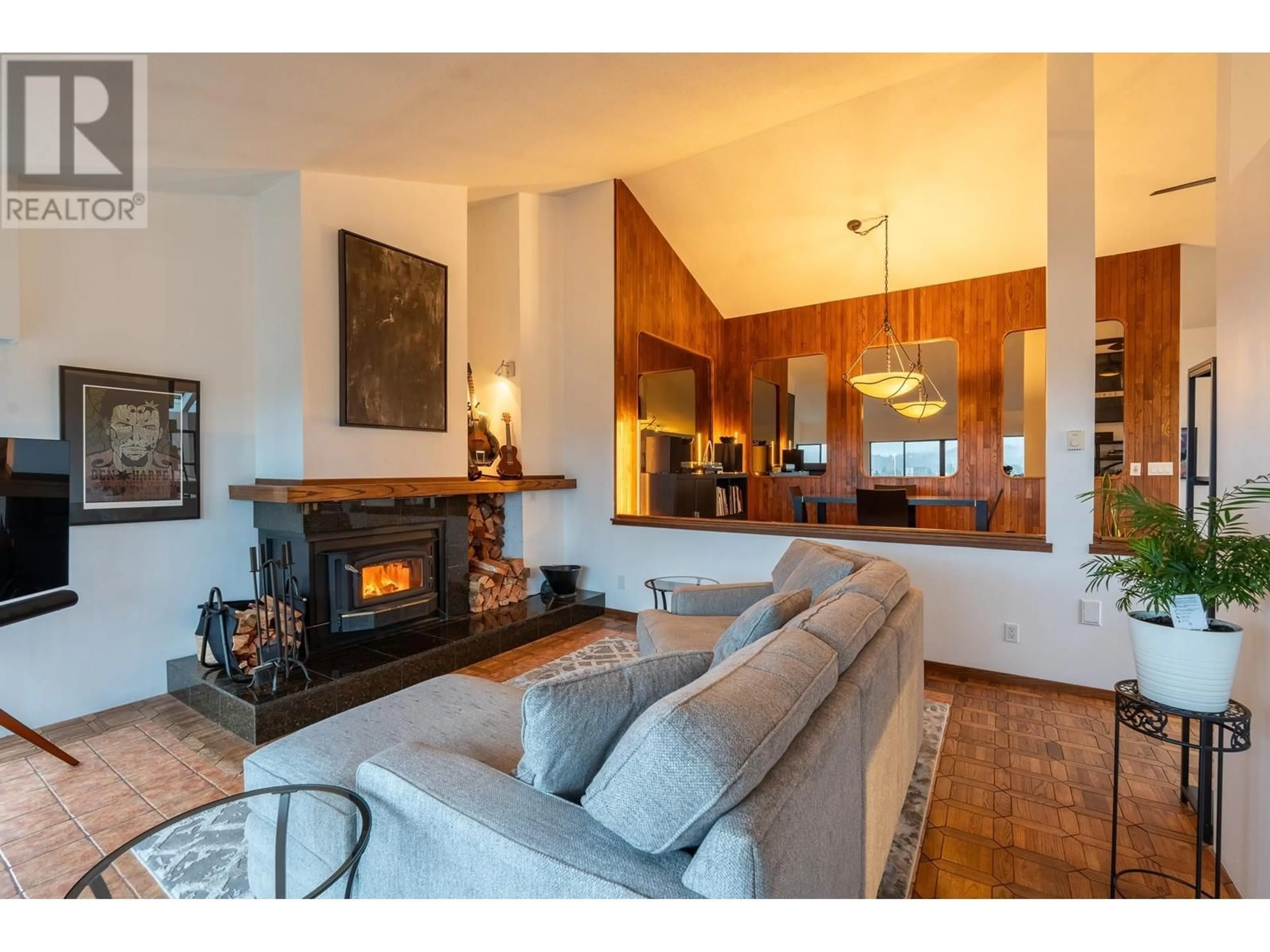Living room with furniture, wood/laminate floor for 8 - 5746 MARINE WAY, Sechelt British Columbia V7Z0L8
