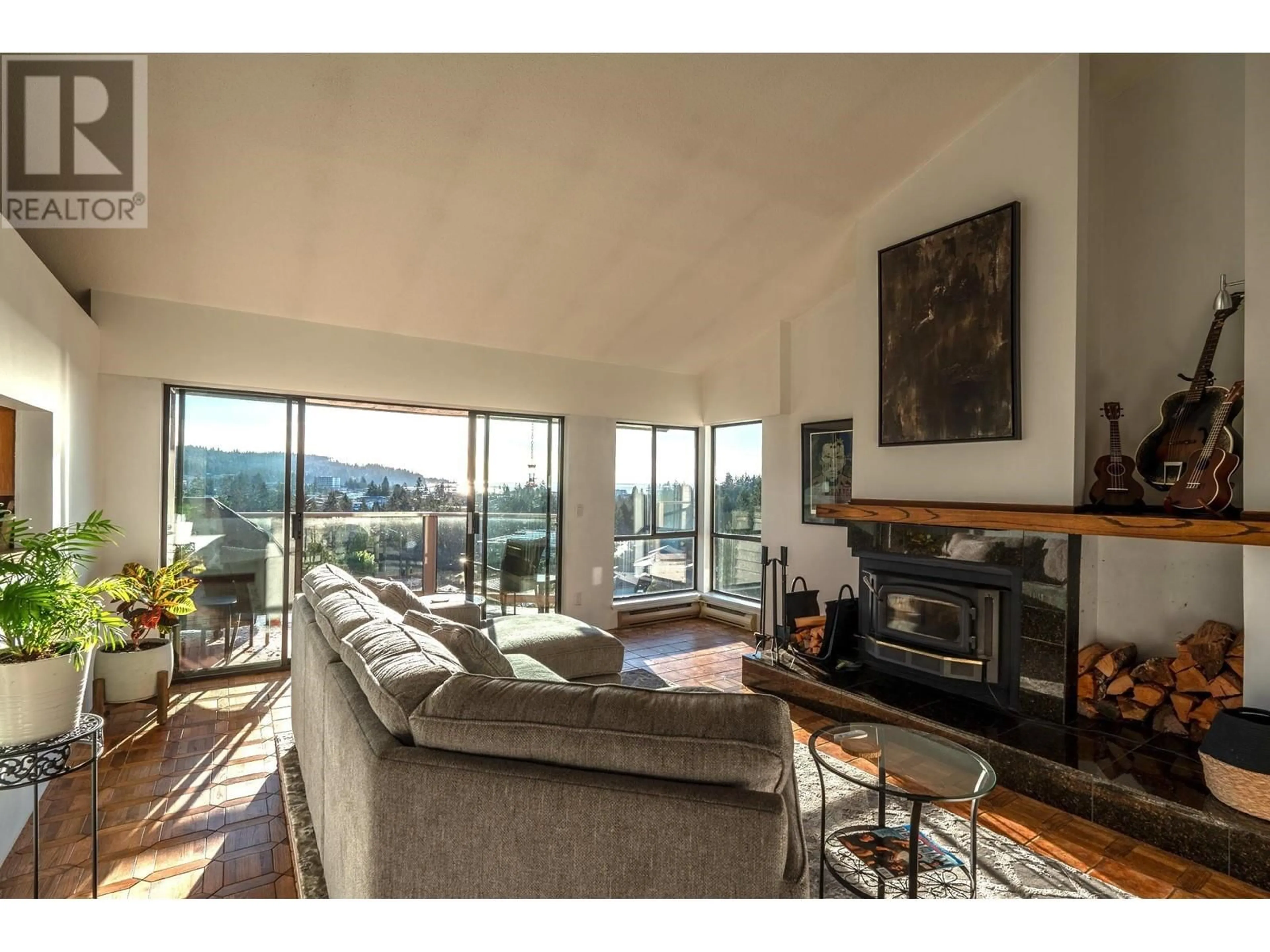 Living room with furniture, unknown for 8 - 5746 MARINE WAY, Sechelt British Columbia V7Z0L8