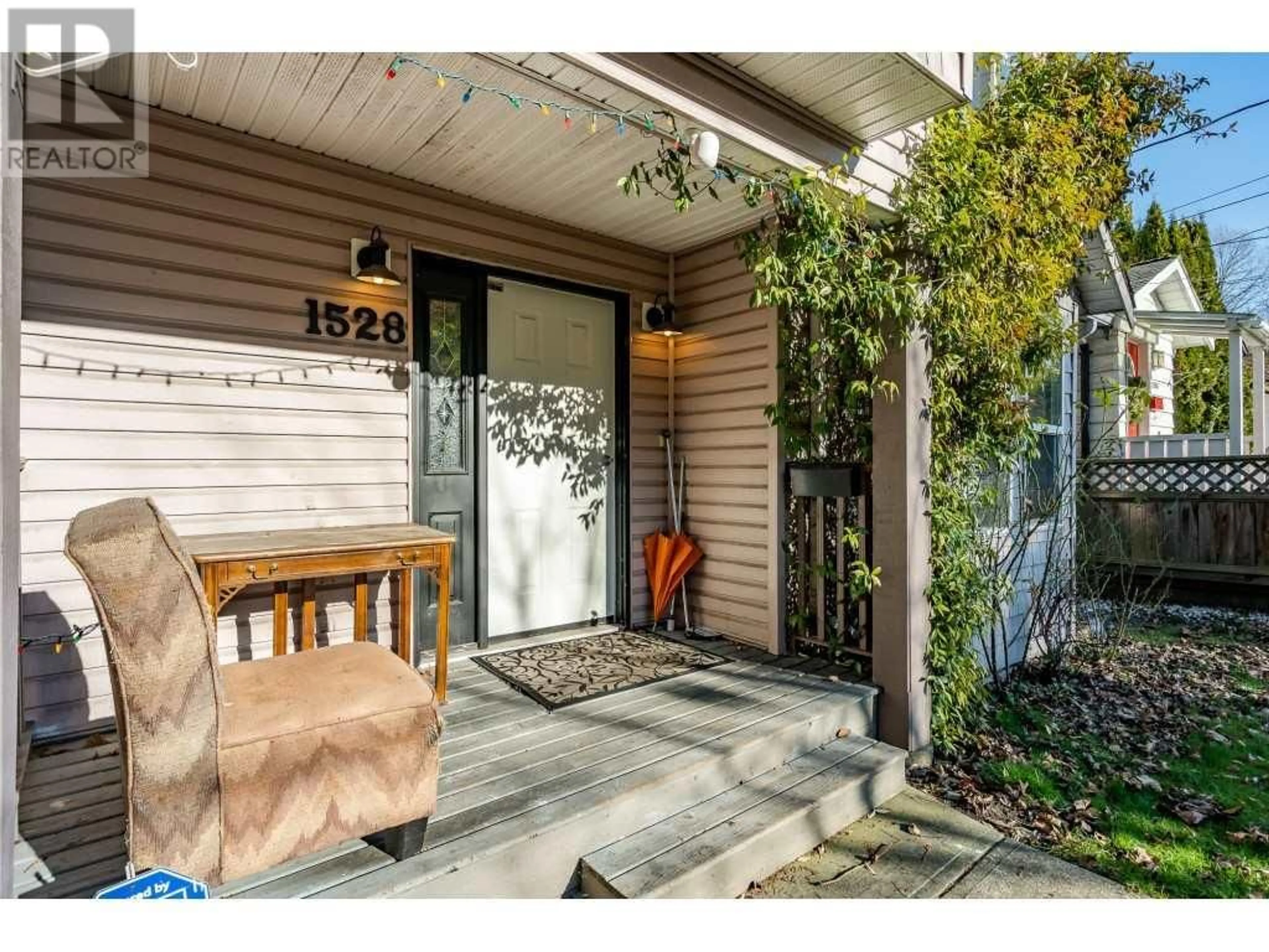 Indoor entryway for 1528 BOND STREET, North Vancouver British Columbia V7J1E7