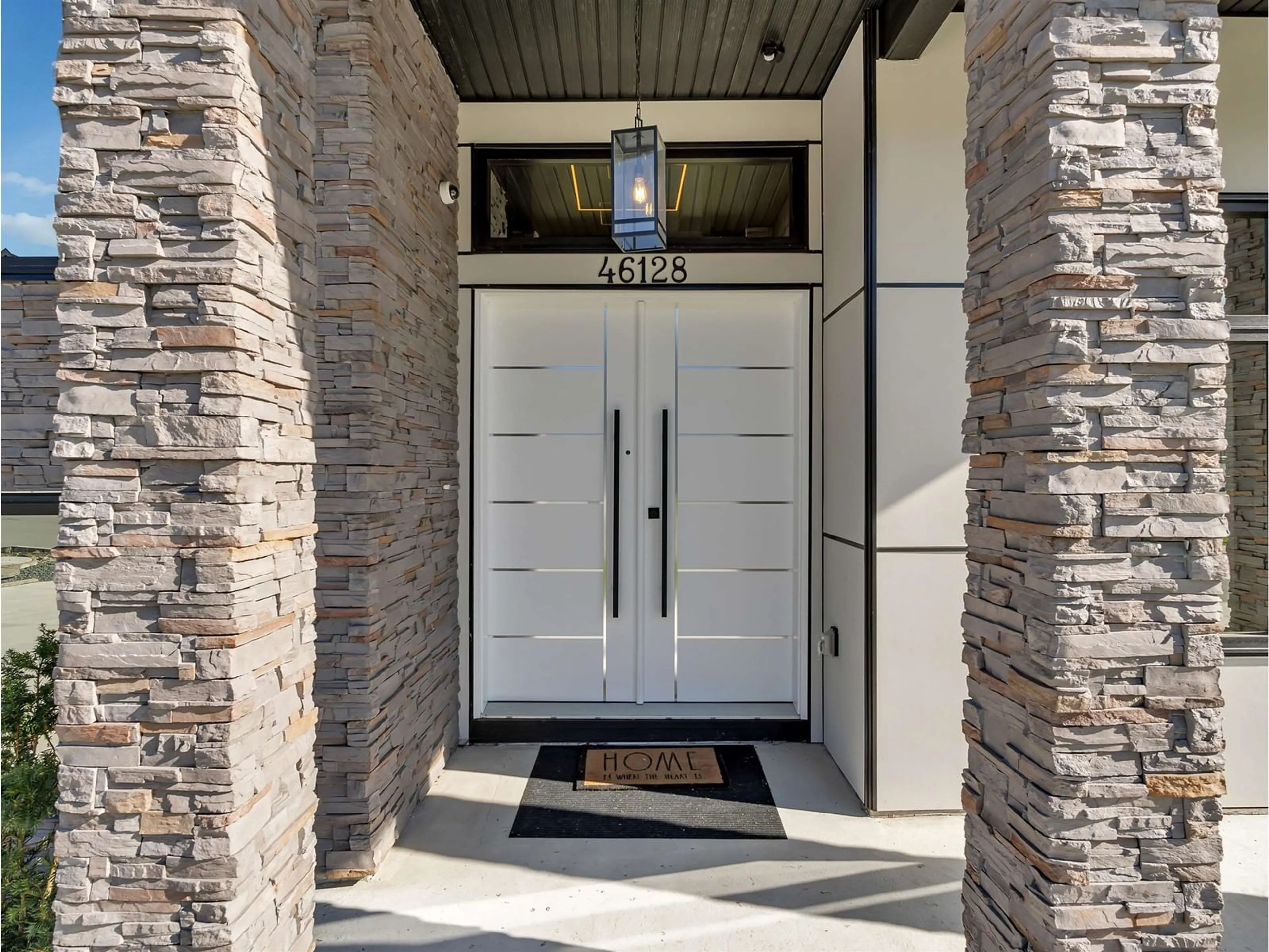 Indoor entryway for 46128 CRESTVIEW DRIVE, Chilliwack British Columbia V2R6G4