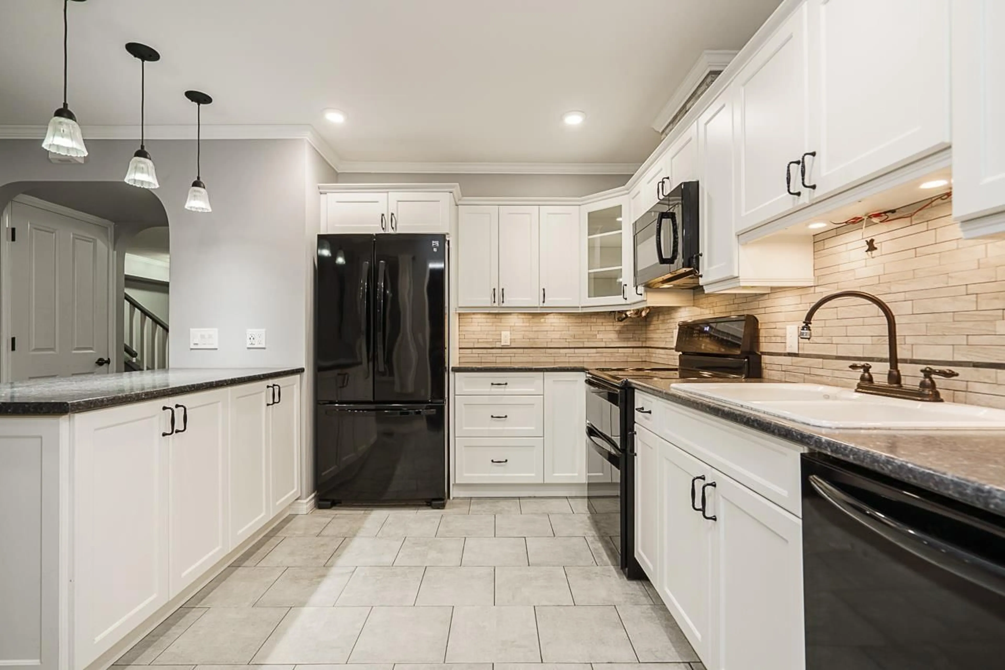 Open concept kitchen, ceramic/tile floor for 23 - 18883 65, Surrey British Columbia V3S8Y2