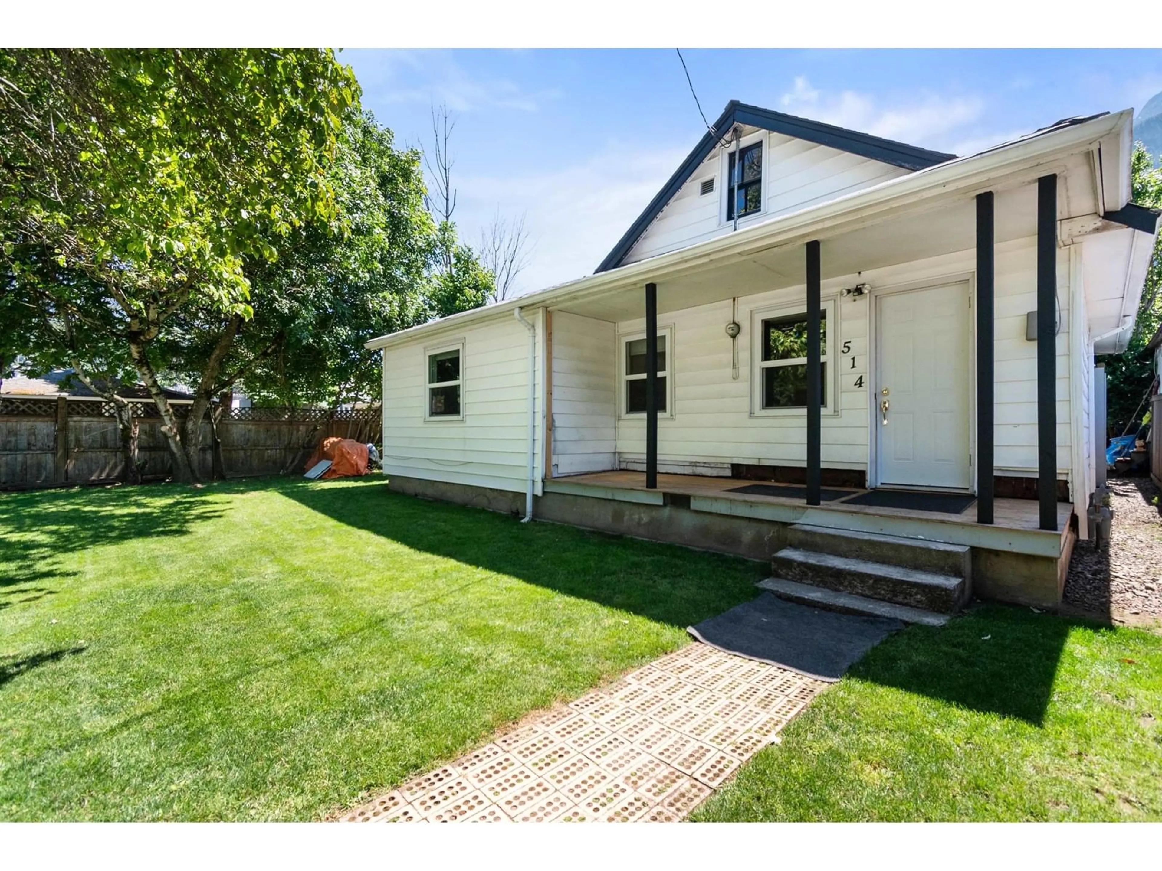 Home with vinyl exterior material, street for 514 COMMISSION STREET, Hope British Columbia V0X1L0