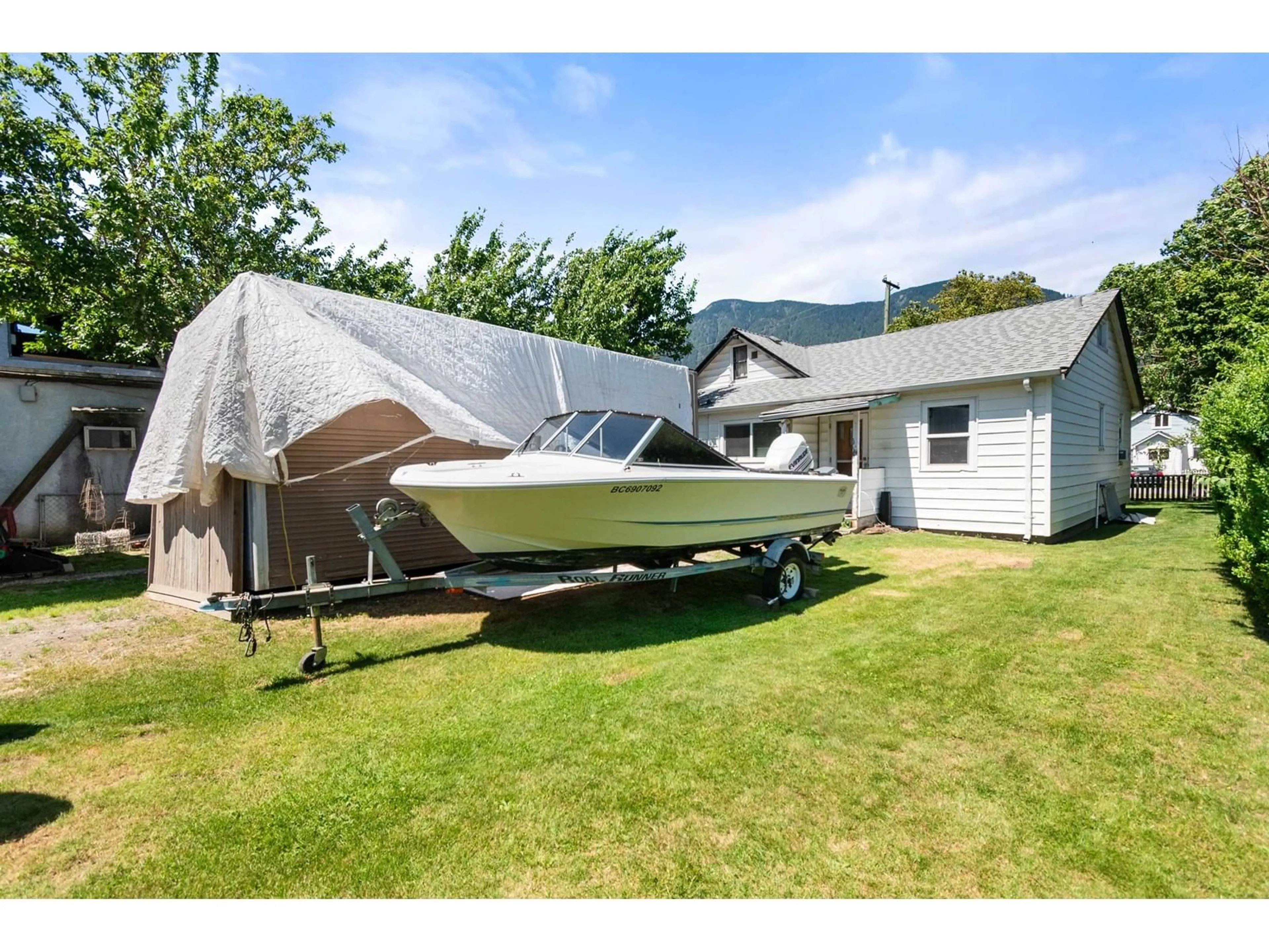 Home with vinyl exterior material, water/lake/river/ocean view for 514 COMMISSION STREET, Hope British Columbia V0X1L0