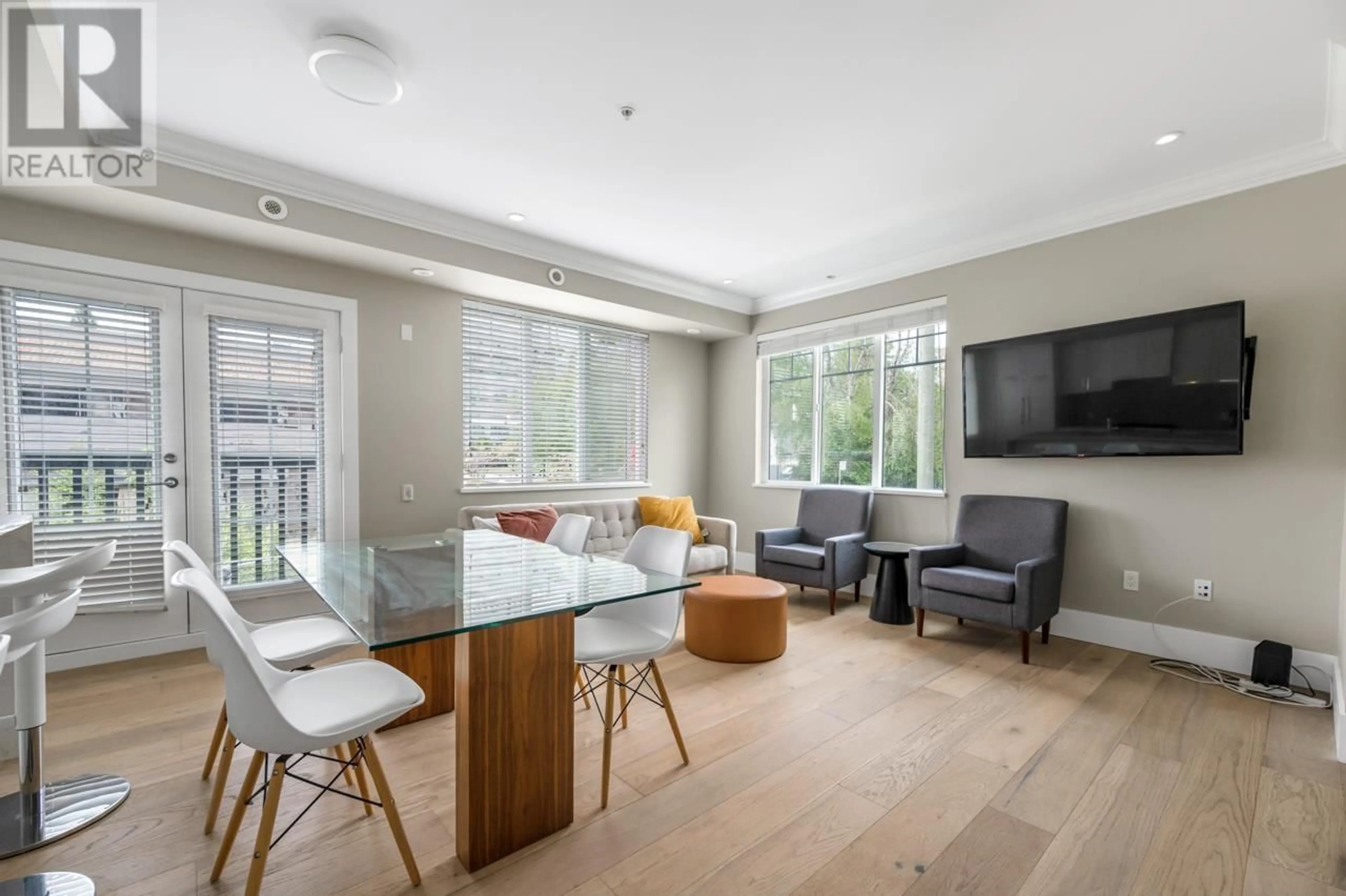 Living room with furniture, wood/laminate floor for 484 59TH AVENUE, Vancouver British Columbia V5X1X5