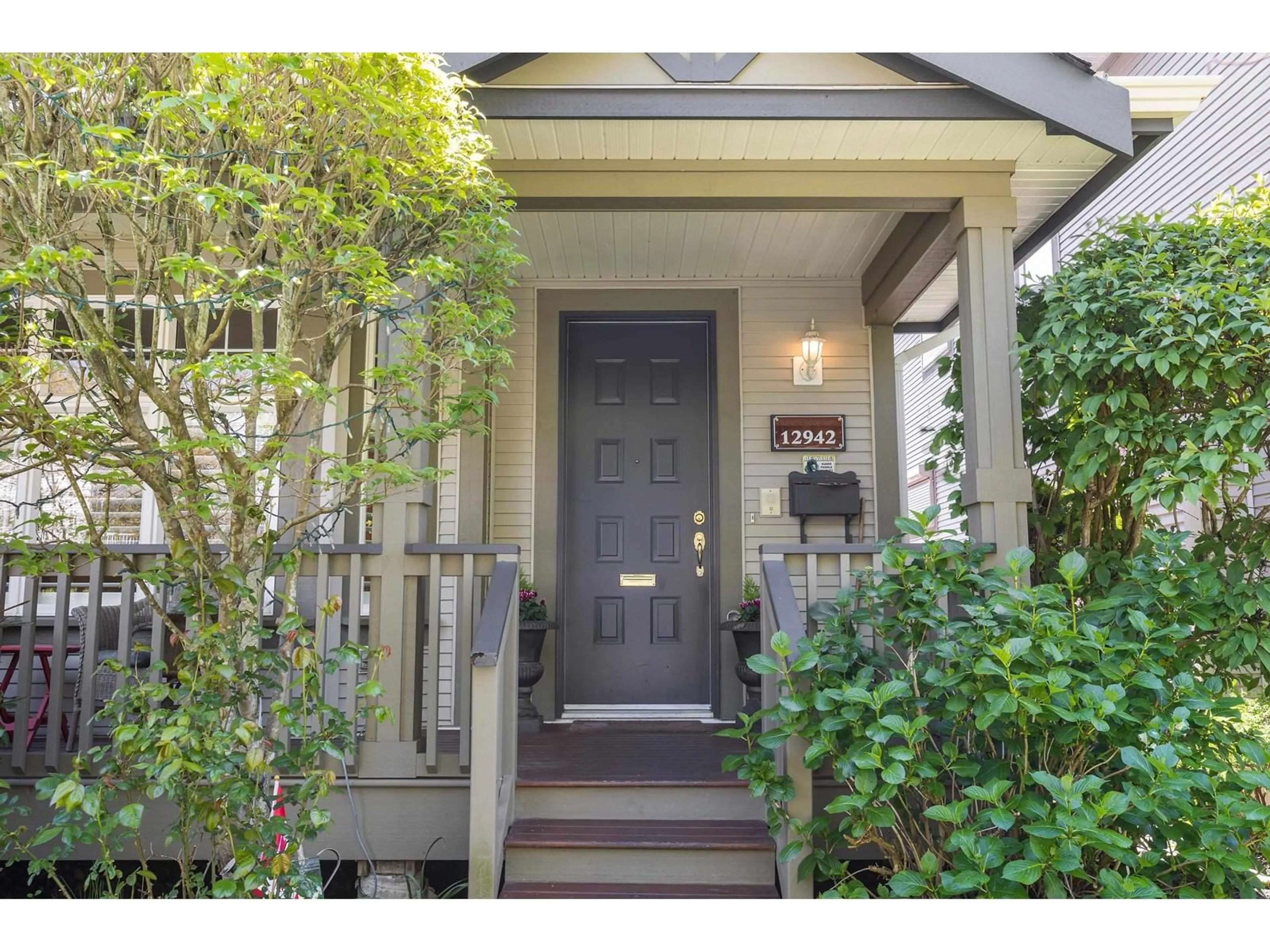 Indoor entryway for 12942 16TH, Surrey British Columbia V4A1N7