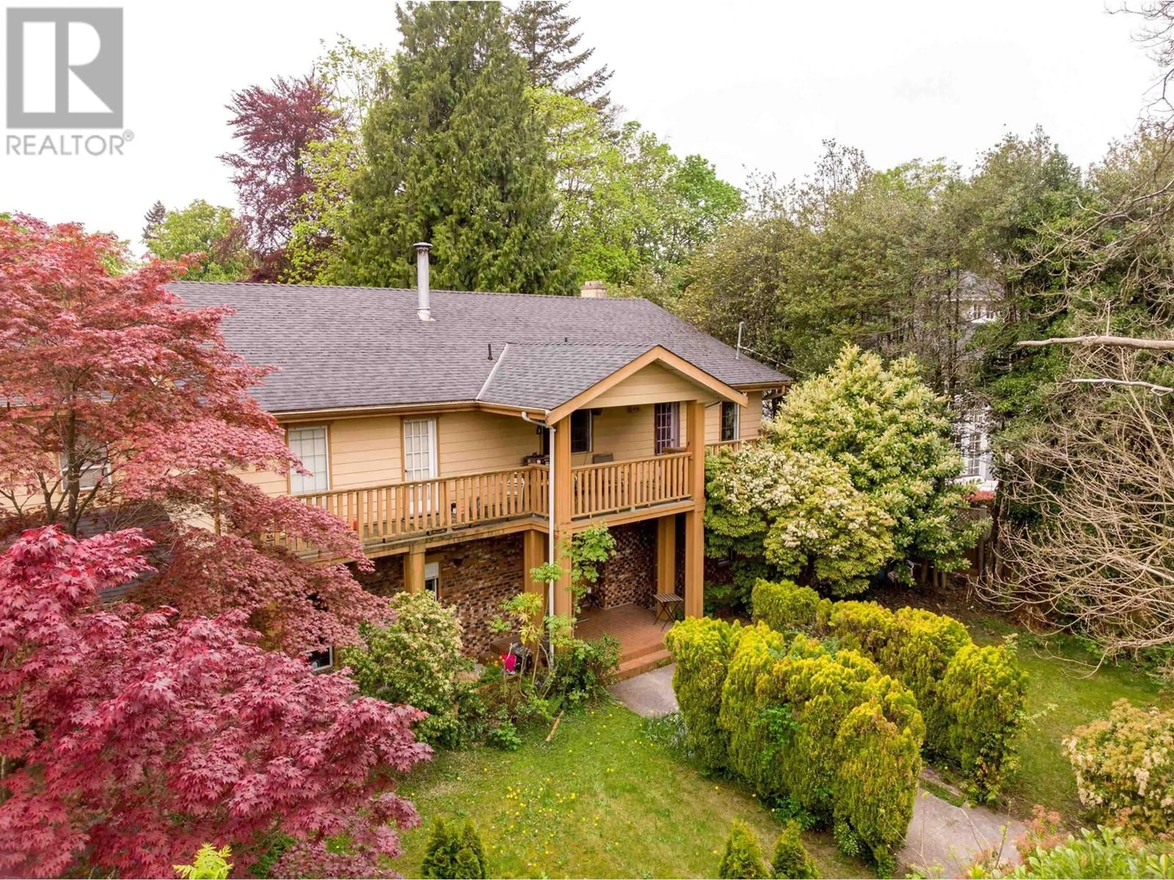 A pic from outside/outdoor area/front of a property/back of a property/a pic from drone, street for 1020 WOLFE AVENUE, Vancouver British Columbia V6H1V7