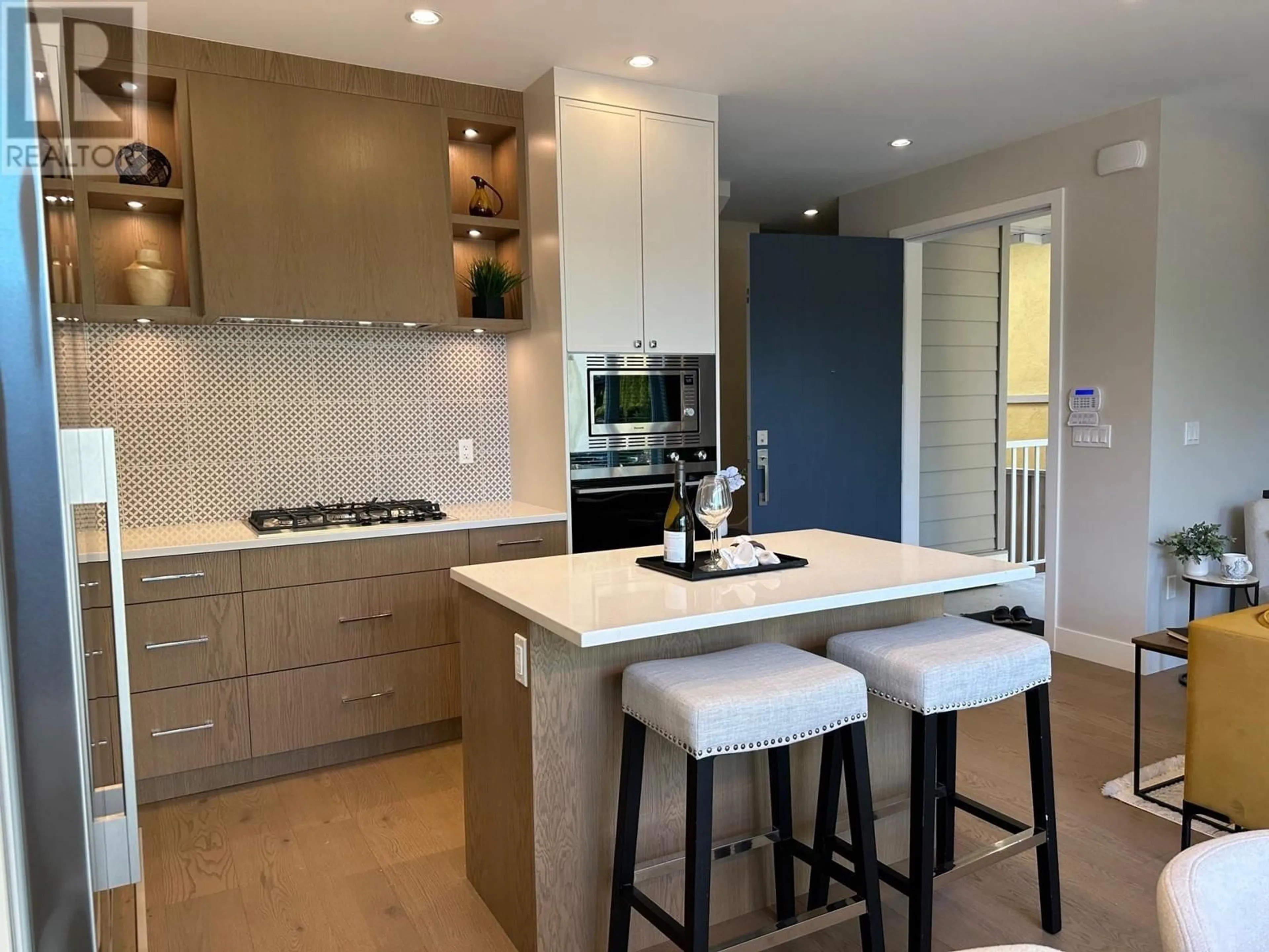 Contemporary kitchen, unknown for 346 17TH STREET, North Vancouver British Columbia V7L2V9