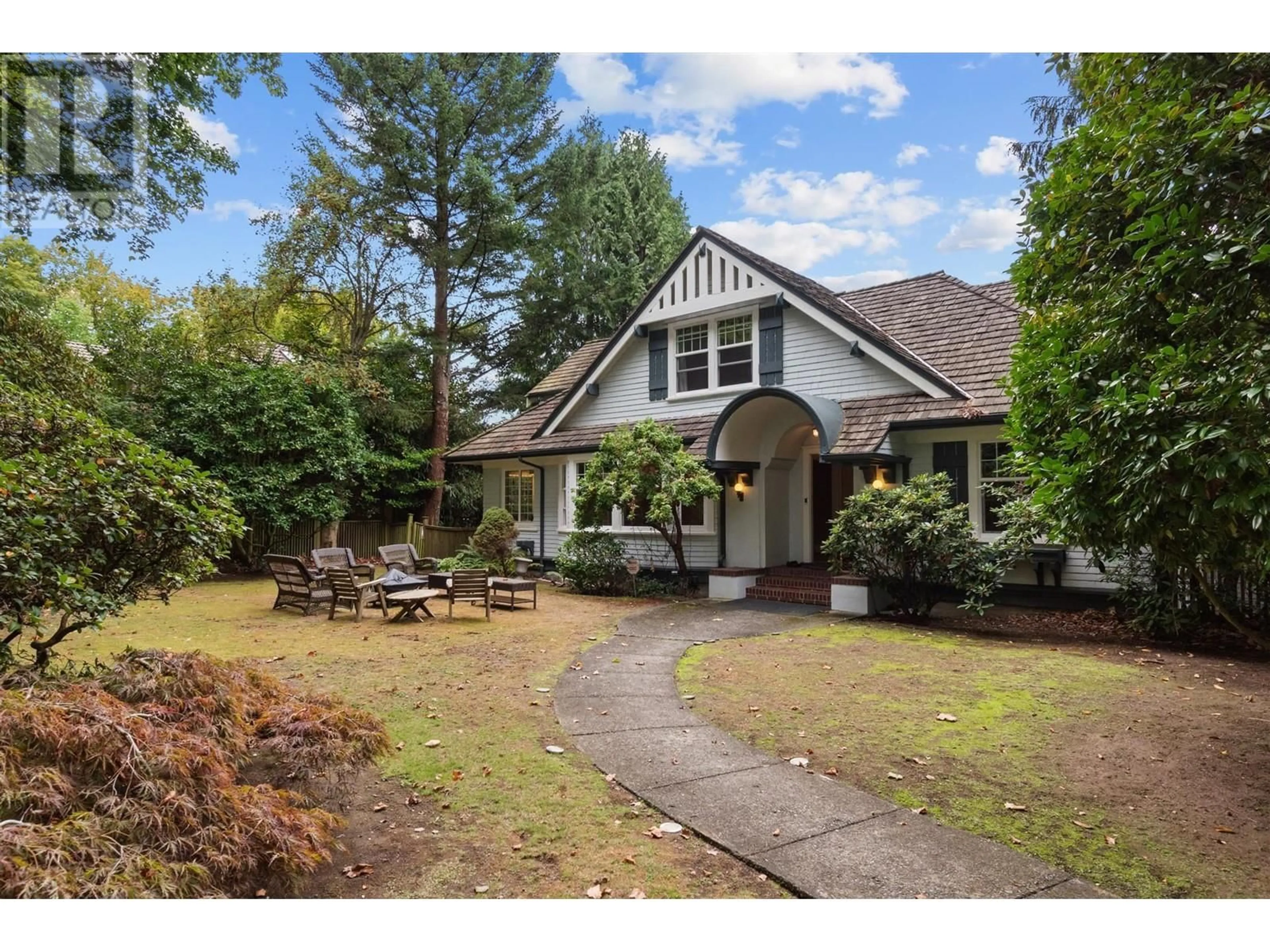 A pic from outside/outdoor area/front of a property/back of a property/a pic from drone, street for 4637 ANGUS DRIVE, Vancouver British Columbia V6J4J4