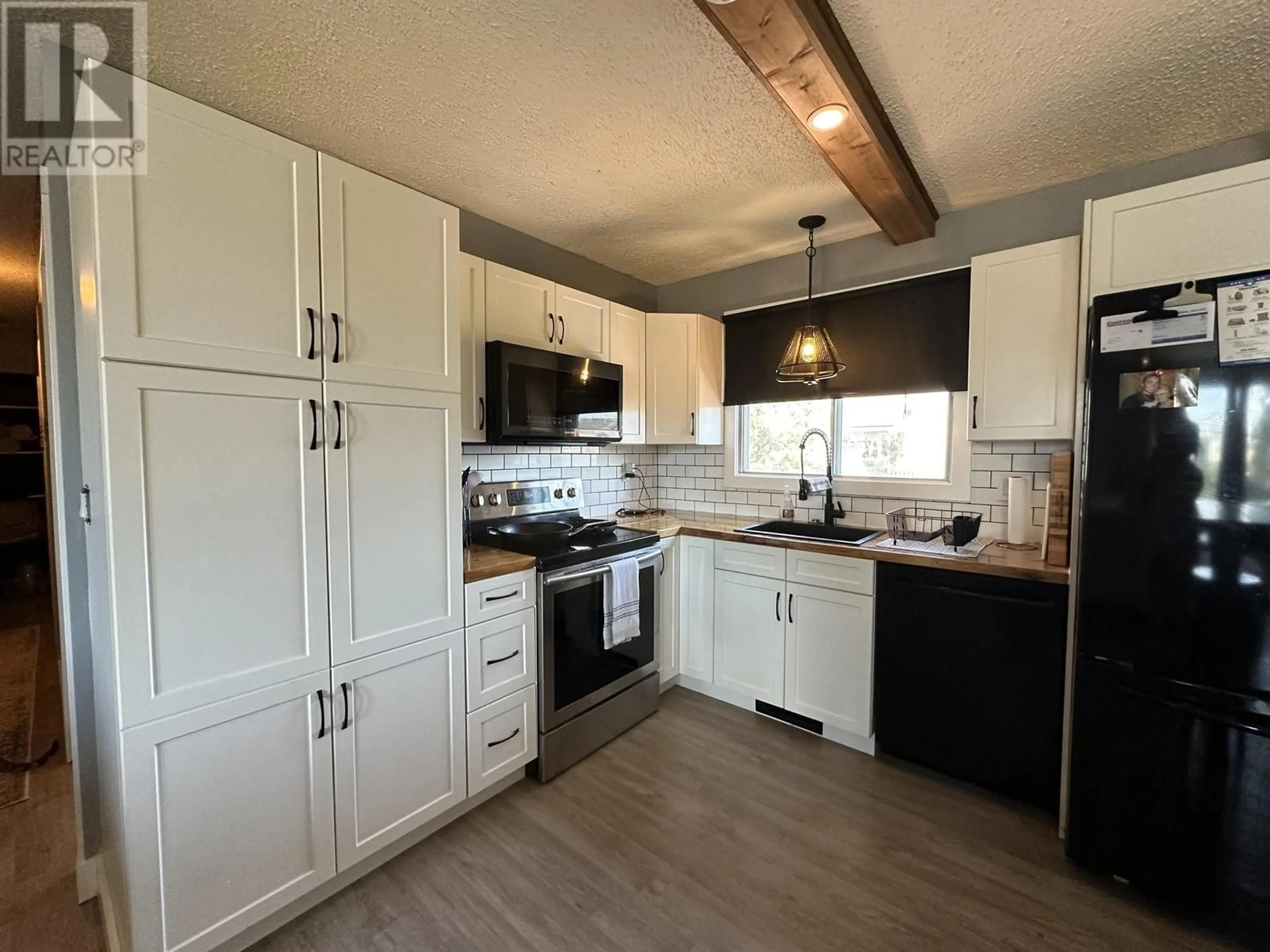 Open concept kitchen, unknown for 8615 87 STREET, Fort St. John British Columbia V1J5T9