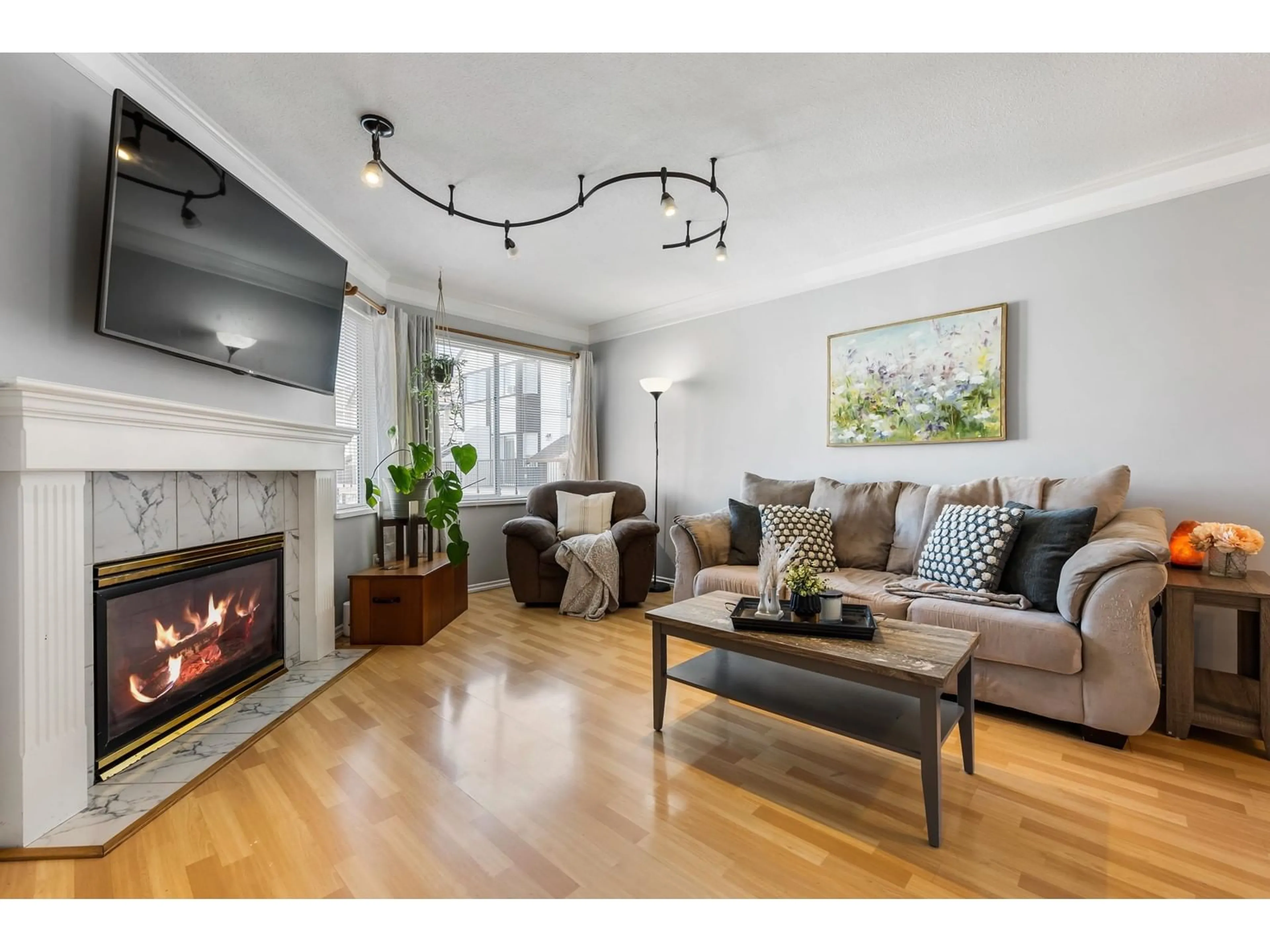 Living room with furniture, wood/laminate floor for 29 - 45740 THOMAS ROAD, Chilliwack British Columbia V2R3V9