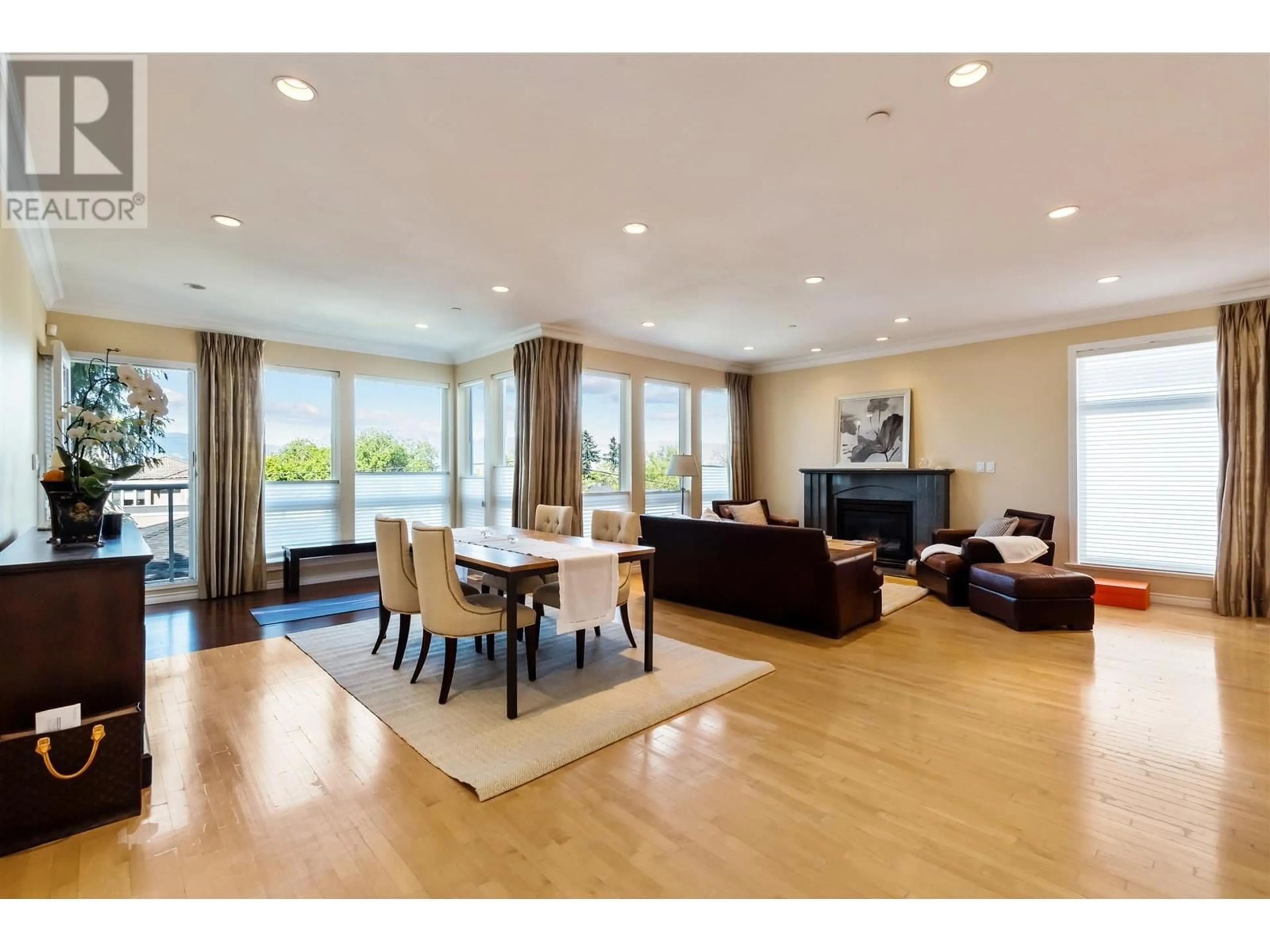 Living room with furniture, wood/laminate floor for 3123 27TH AVENUE, Vancouver British Columbia V6L1W6