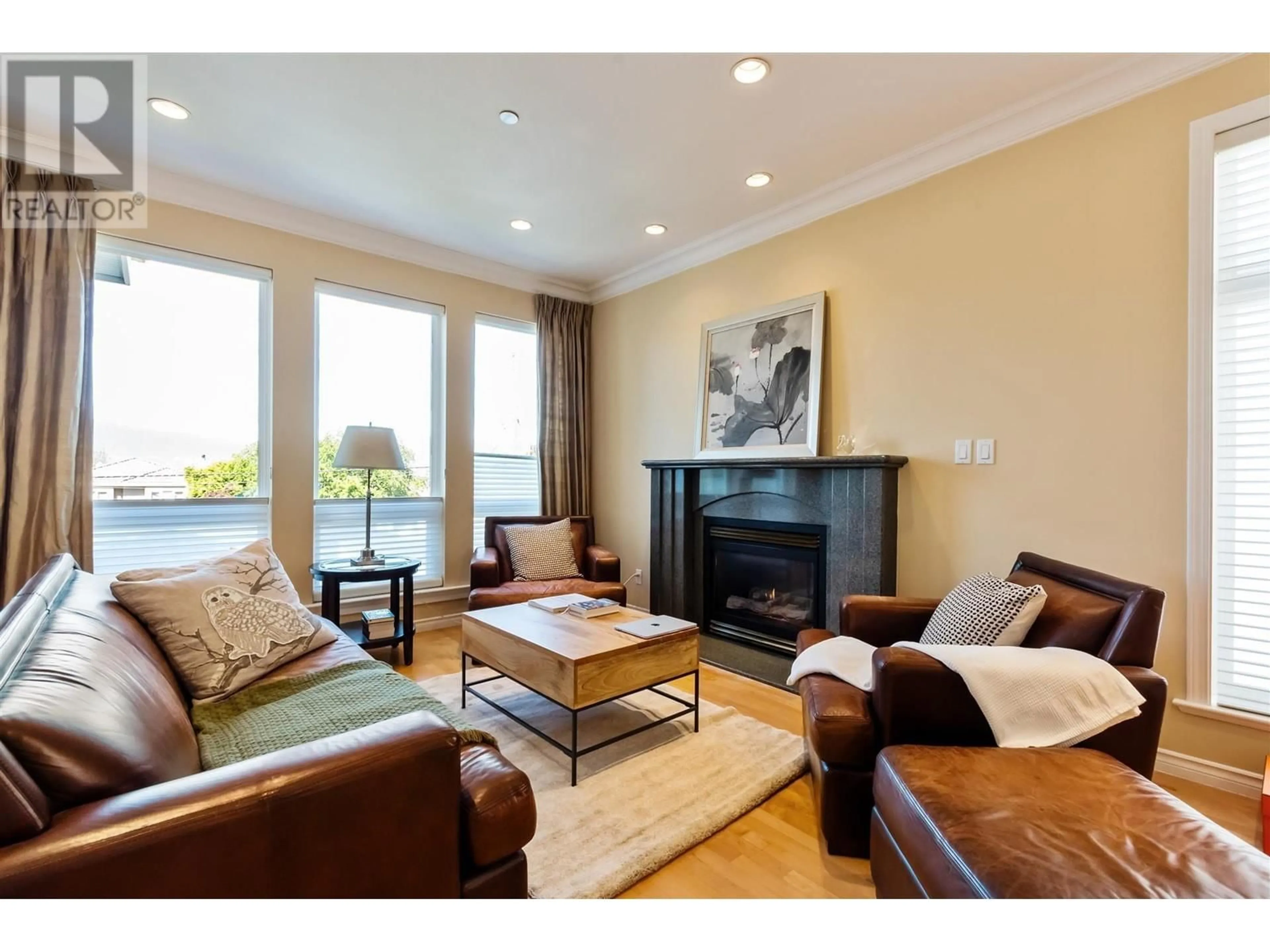Living room with furniture, wood/laminate floor for 3123 27TH AVENUE, Vancouver British Columbia V6L1W6