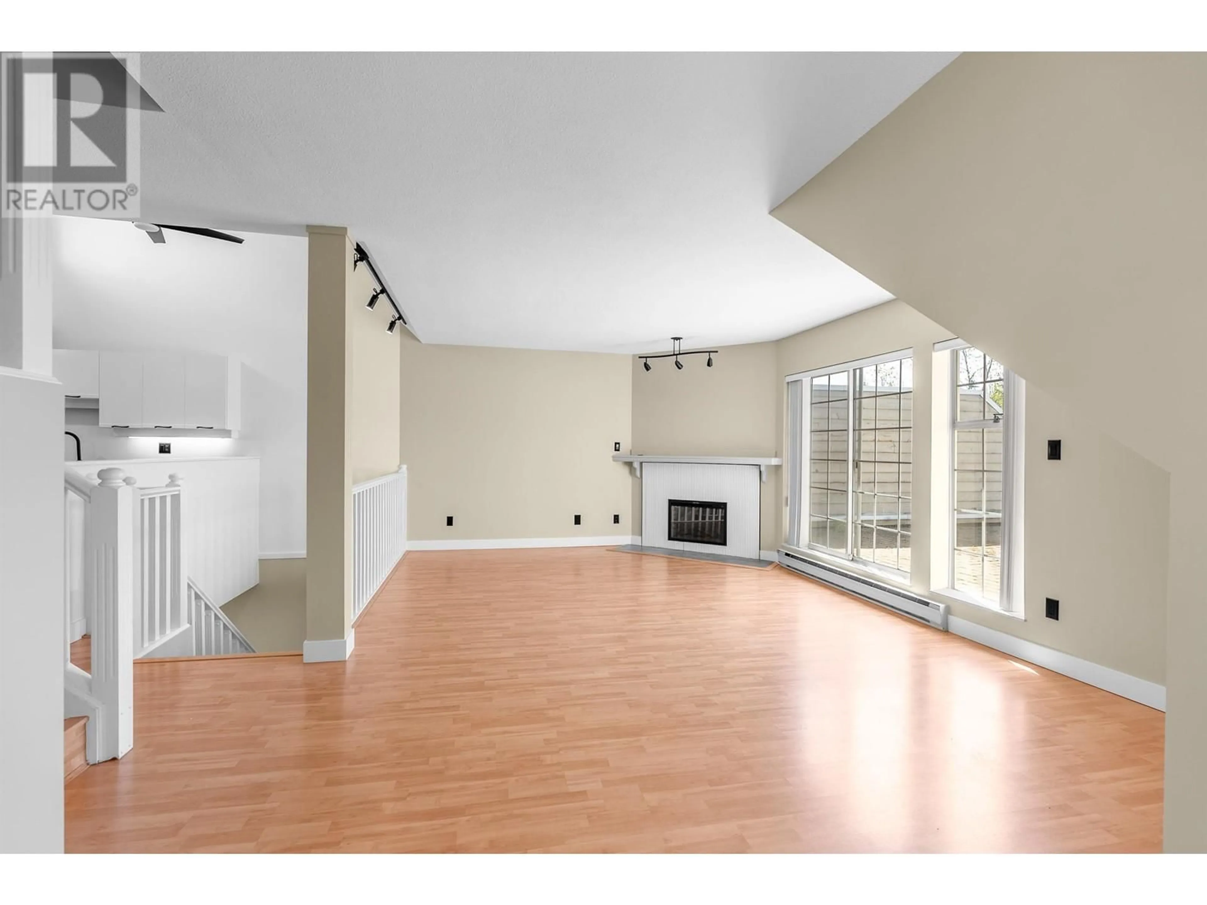 Unknown for 401 - 3421 CURLE AVENUE, Burnaby British Columbia V5G4P4