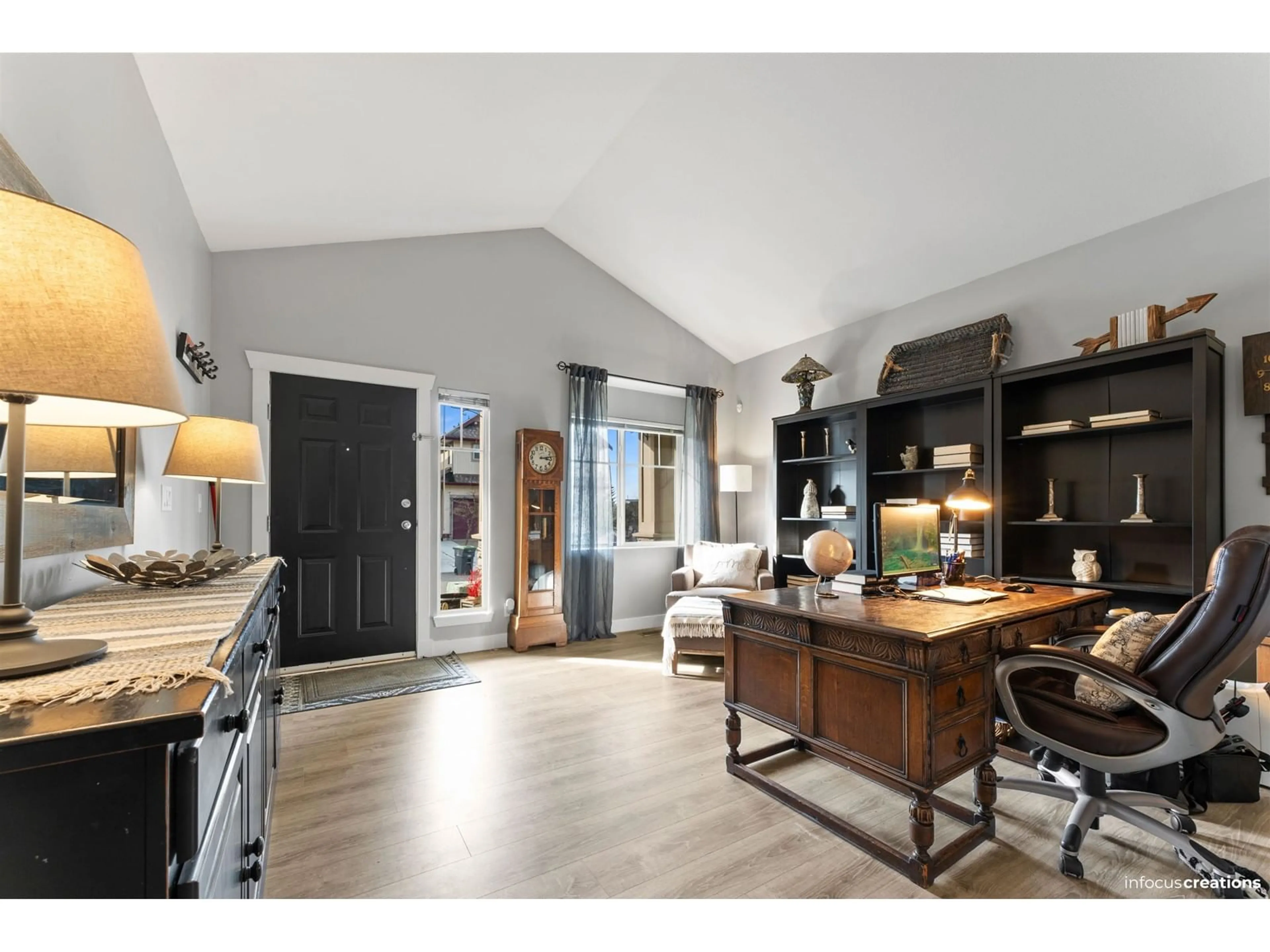 Open concept kitchen, wood/laminate floor for 6688 182, Surrey British Columbia V3S0L9