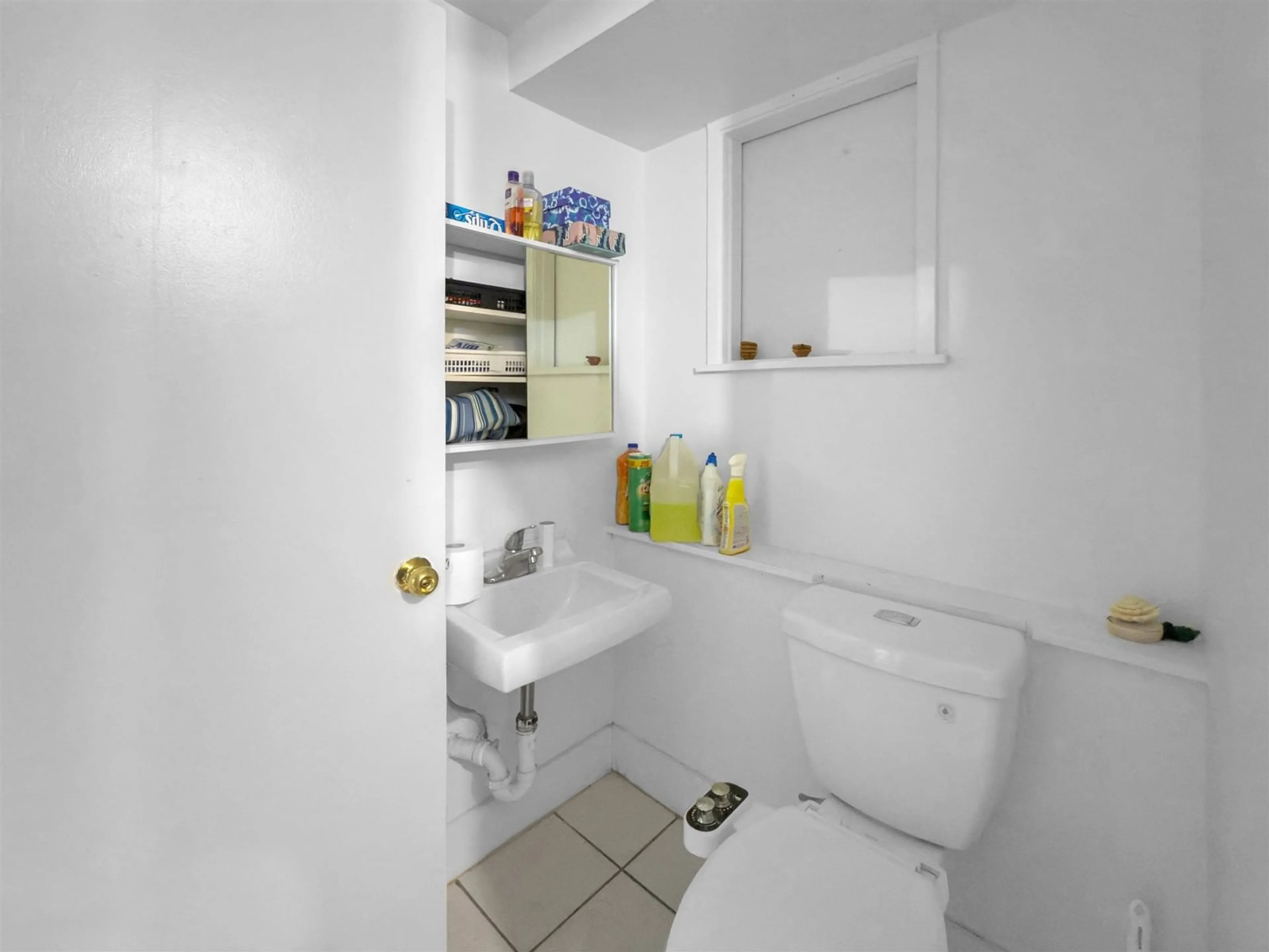 Standard bathroom, unknown for 12429 99, Surrey British Columbia V3V2P1