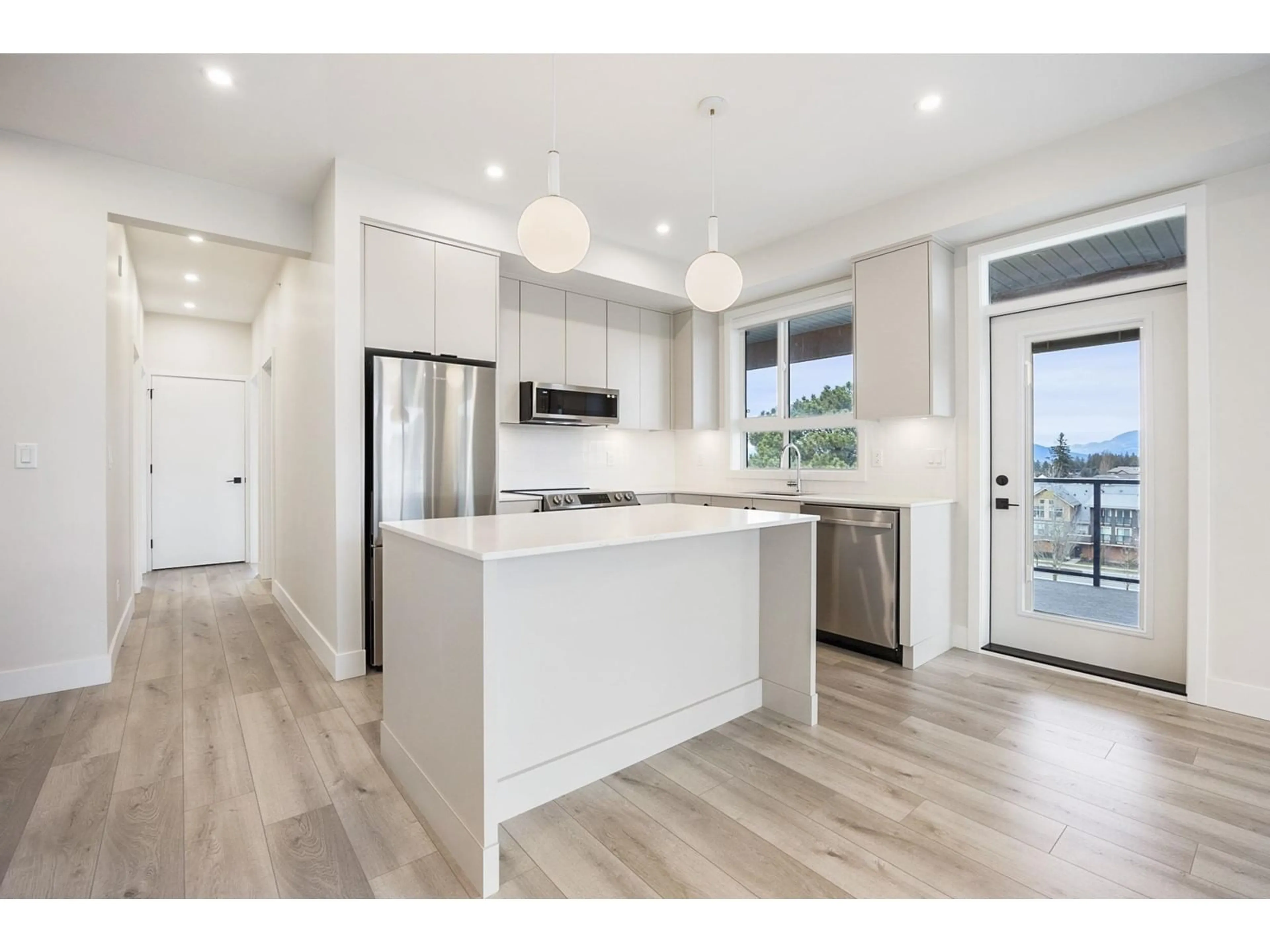 Open concept kitchen, wood/laminate floor for 610 - 45497 CAMPUS DRIVE, Chilliwack British Columbia V2R6L8