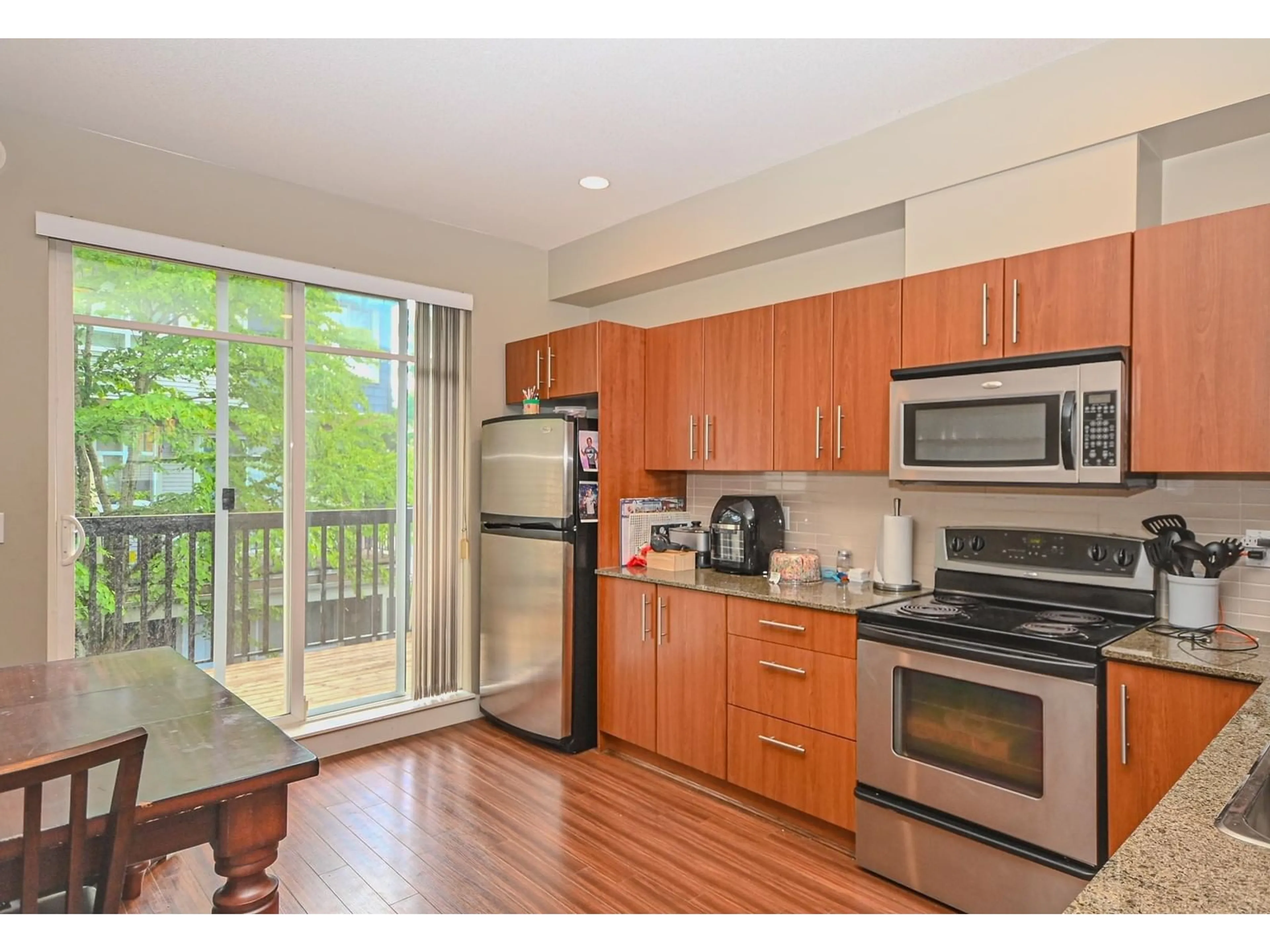 Standard kitchen, wood/laminate floor for 32 - 7088 191, Surrey British Columbia V4N0B4